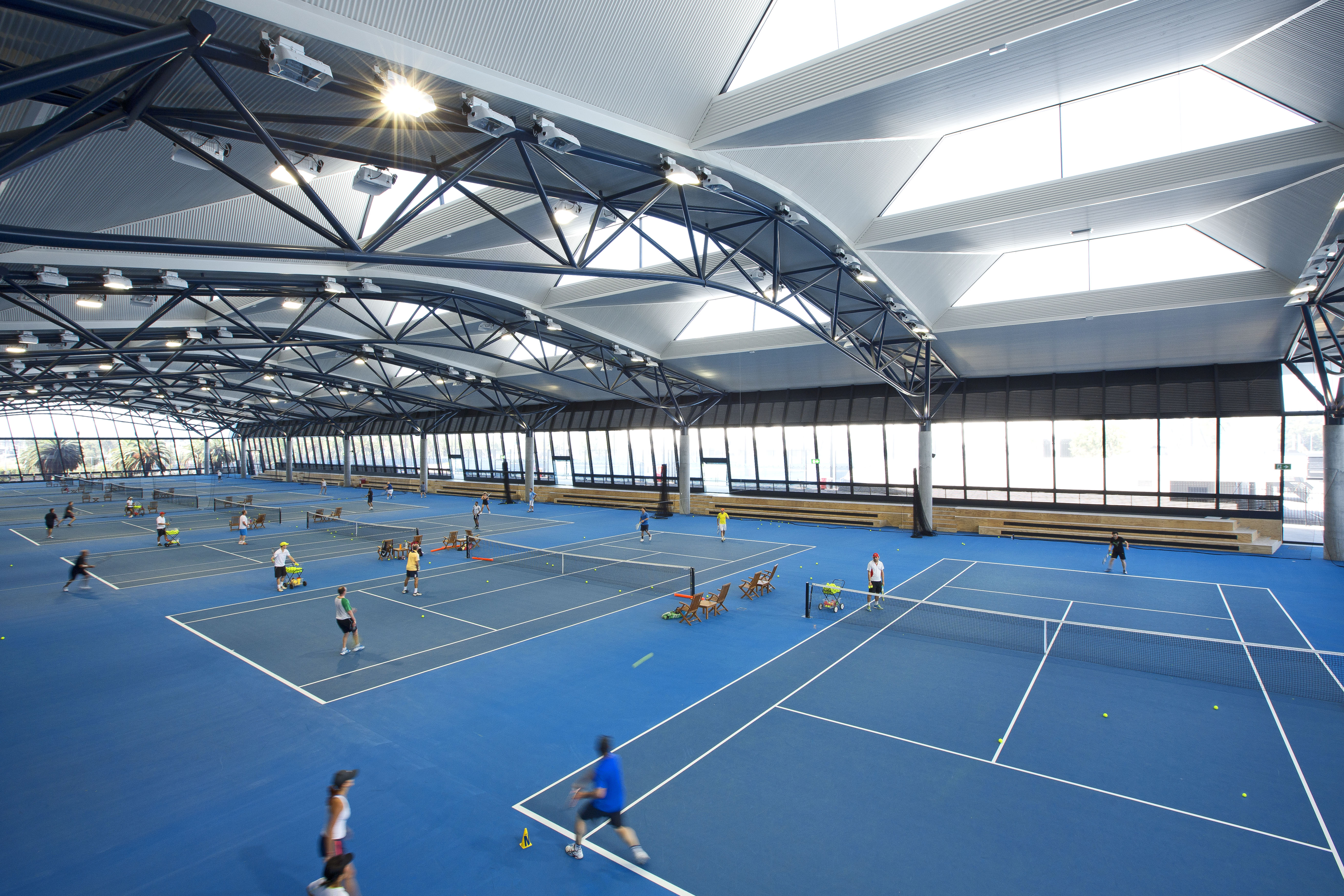 Спортивный центр 7. Мельбурн теннисные корты. Спорт комплекс тенисный корд. Спортивный комплекс на 4 теннисных кортов. Крытые спортивные сооружения.