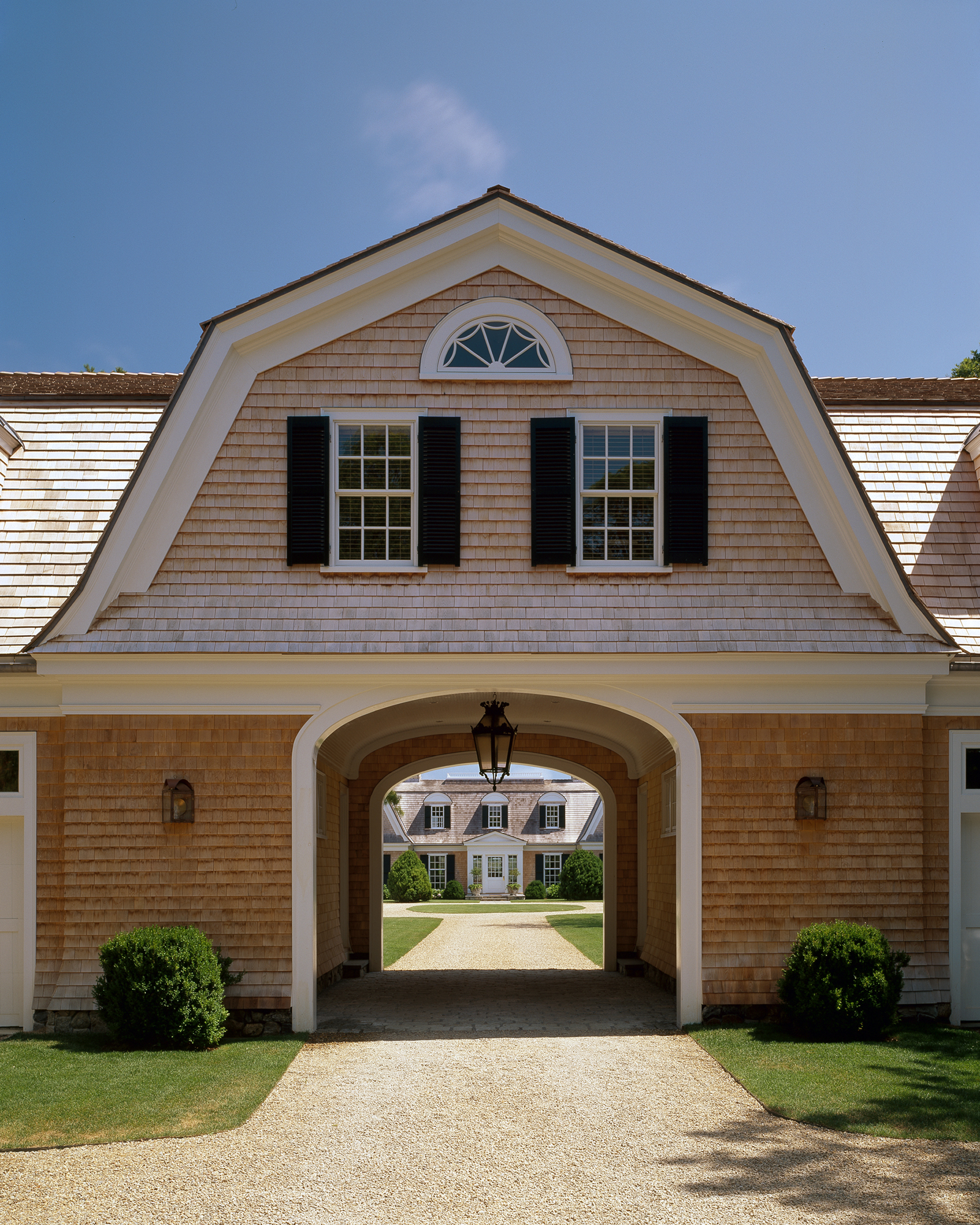 Main home. Gambrel Roof. Gambrel Roof архитектура. Архитектура мансардных крыш. Крыша в ретро стиле.