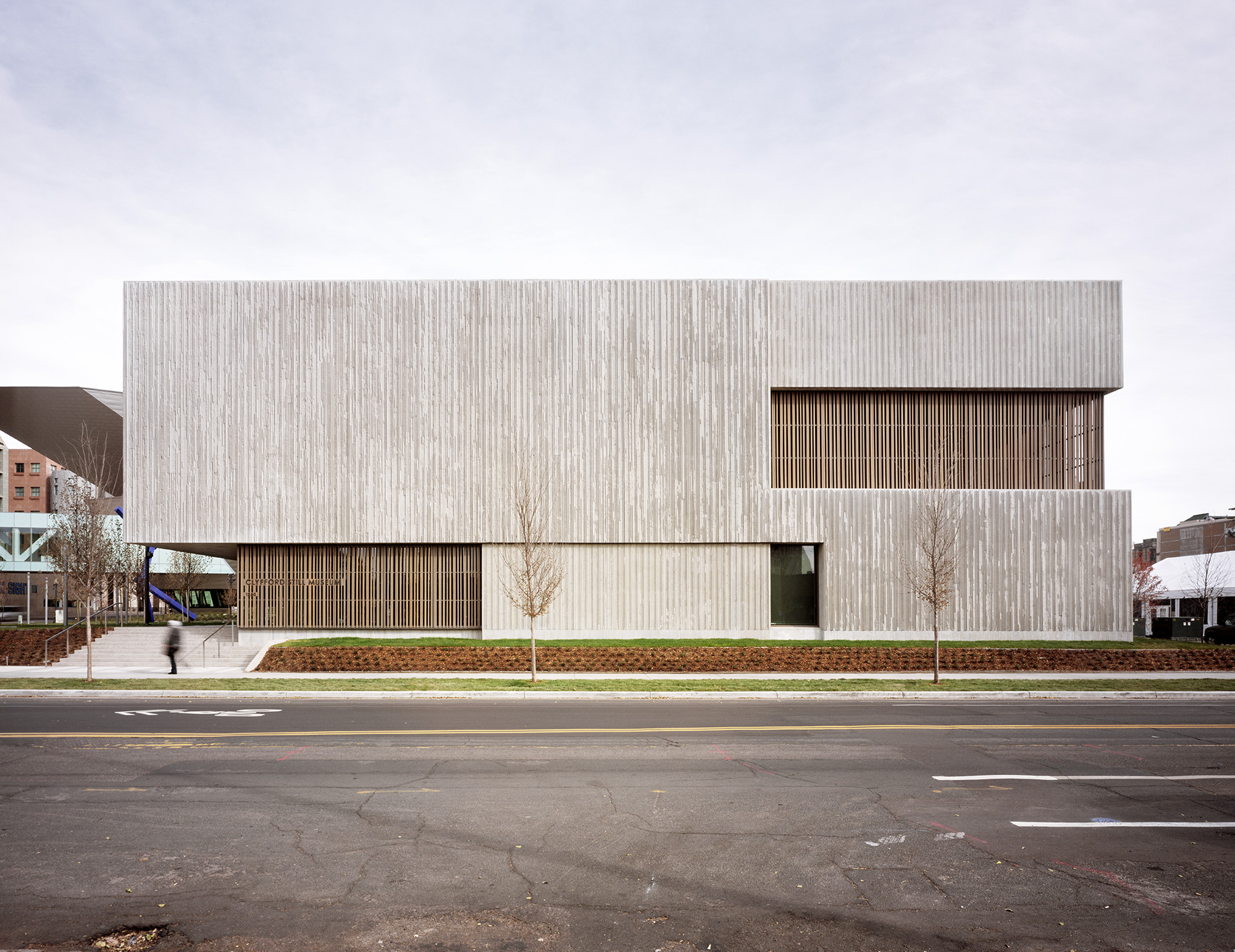 Можно ли здание. Clyfford still Museum. Музей Клиффорда Стилла. Музеи архитектура Минимализм. Здание музей Минимализм.