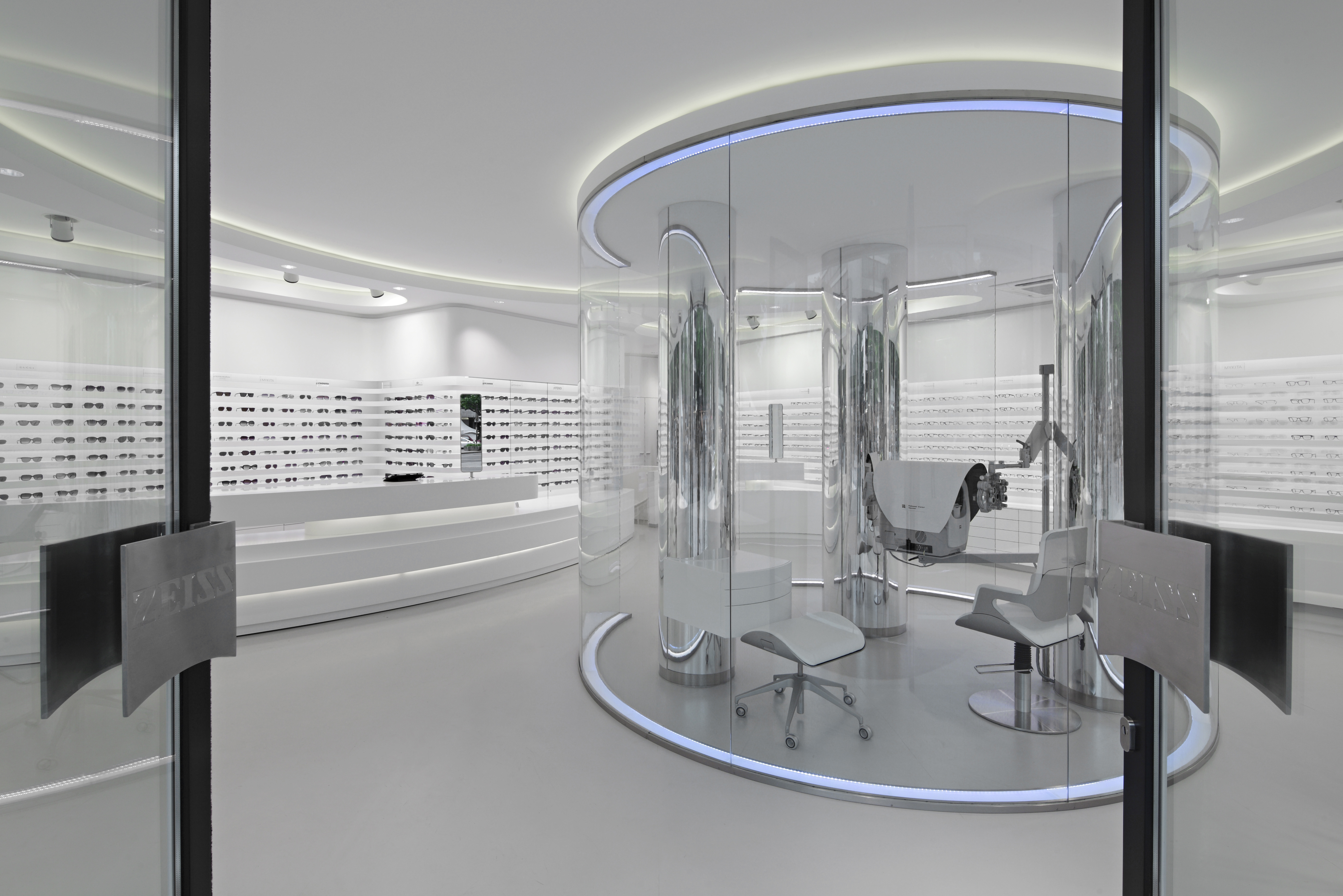 Vision center. Zeiss Vision Center очки. Офисные Цейс. Цейс конструкции из стекла Иркутск. Дизайн Zeiss Light Design.