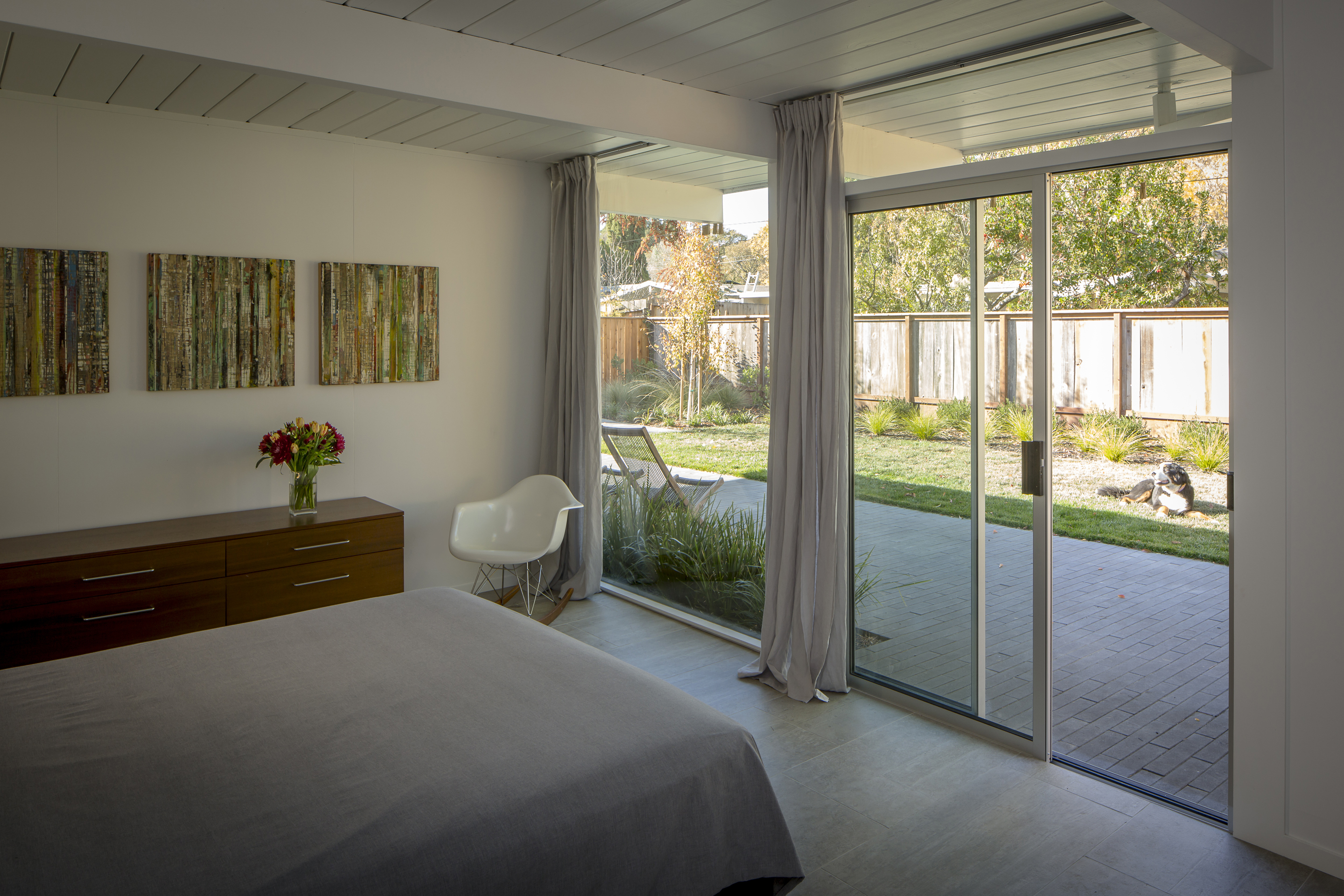 панорамные окна с выходом. панорамные окна с выходом. терраса с панорамными окнами. французские окна. веранда с французскими окнами.