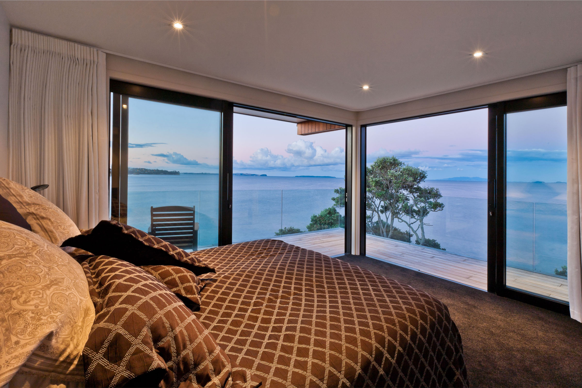 Поиск жилья на море. Спальня с панорамными окнами. Спальня с видом на море. Спальнятс панорамные окнами. Спальня с панорамными окнами в доме.