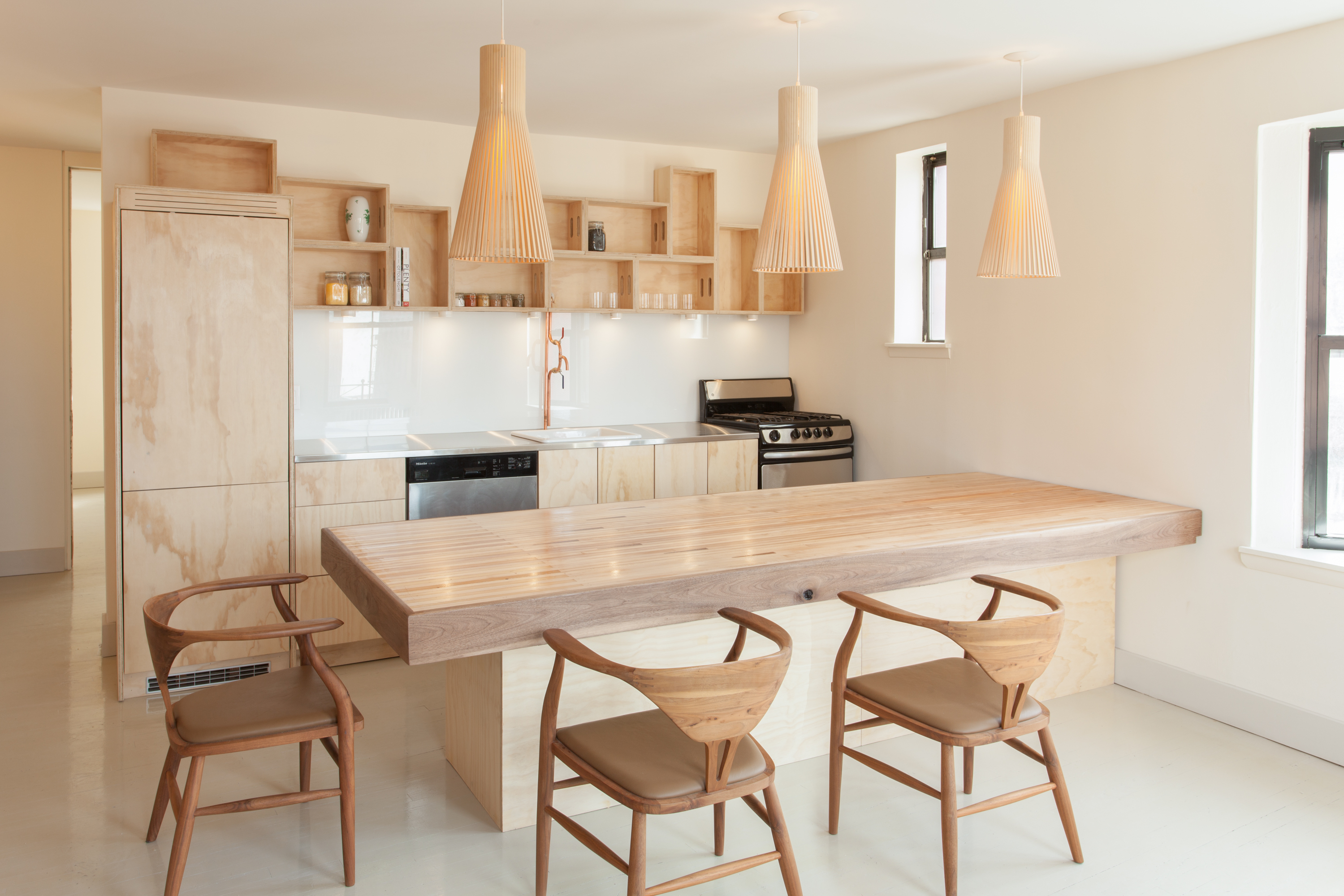 Светлые кухонные столы. Гарнитур дерево экостиль. Деревянная кухня в стиле экостиль. Стол в интерьере. Стол на кухню.