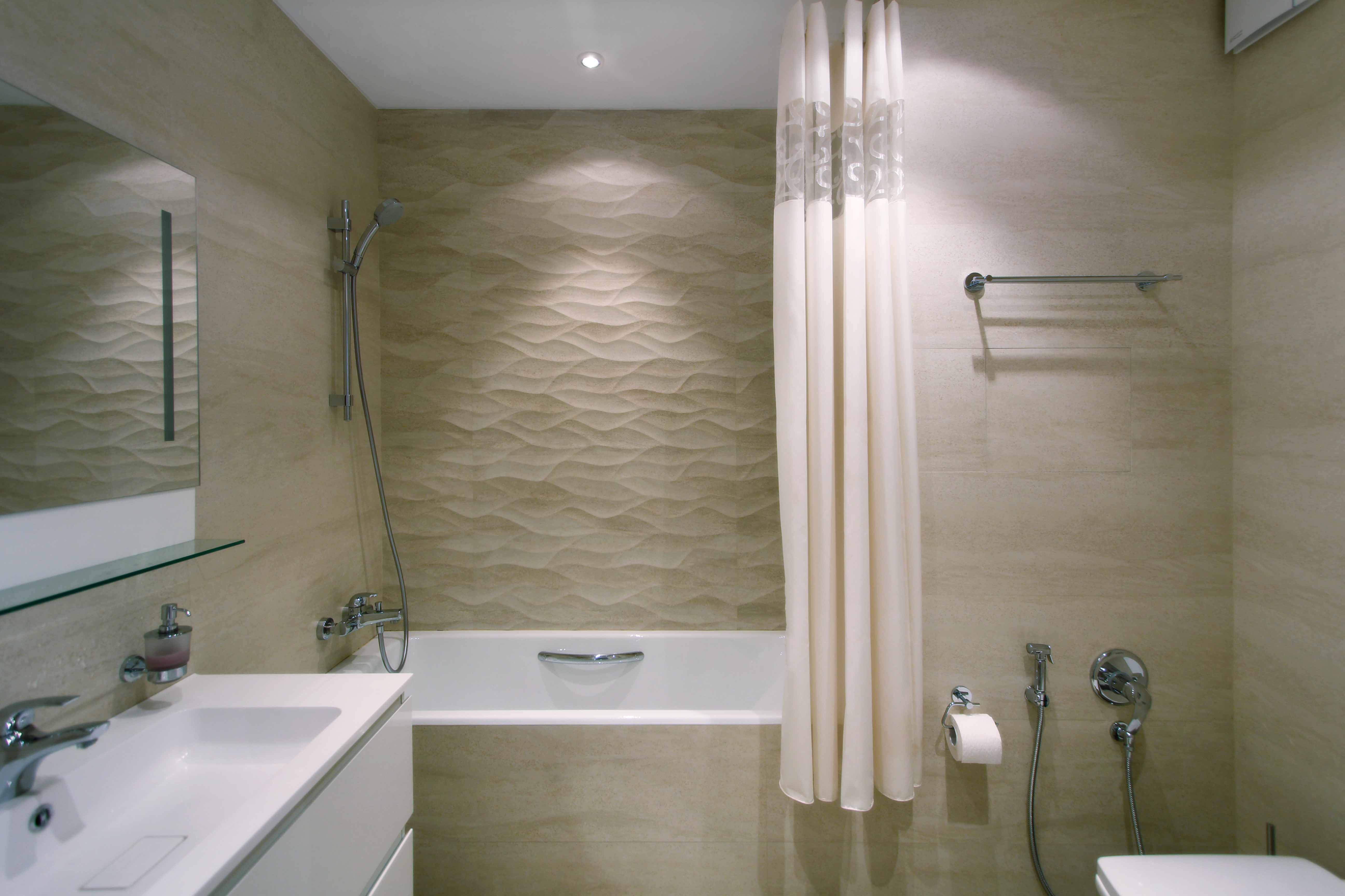 Стены в ванной хрущевки. Волнистая плитка для ванной. Стена в ванной. Отделка стен в маленькой ванной. Светлые Ванные комнаты дизайн.