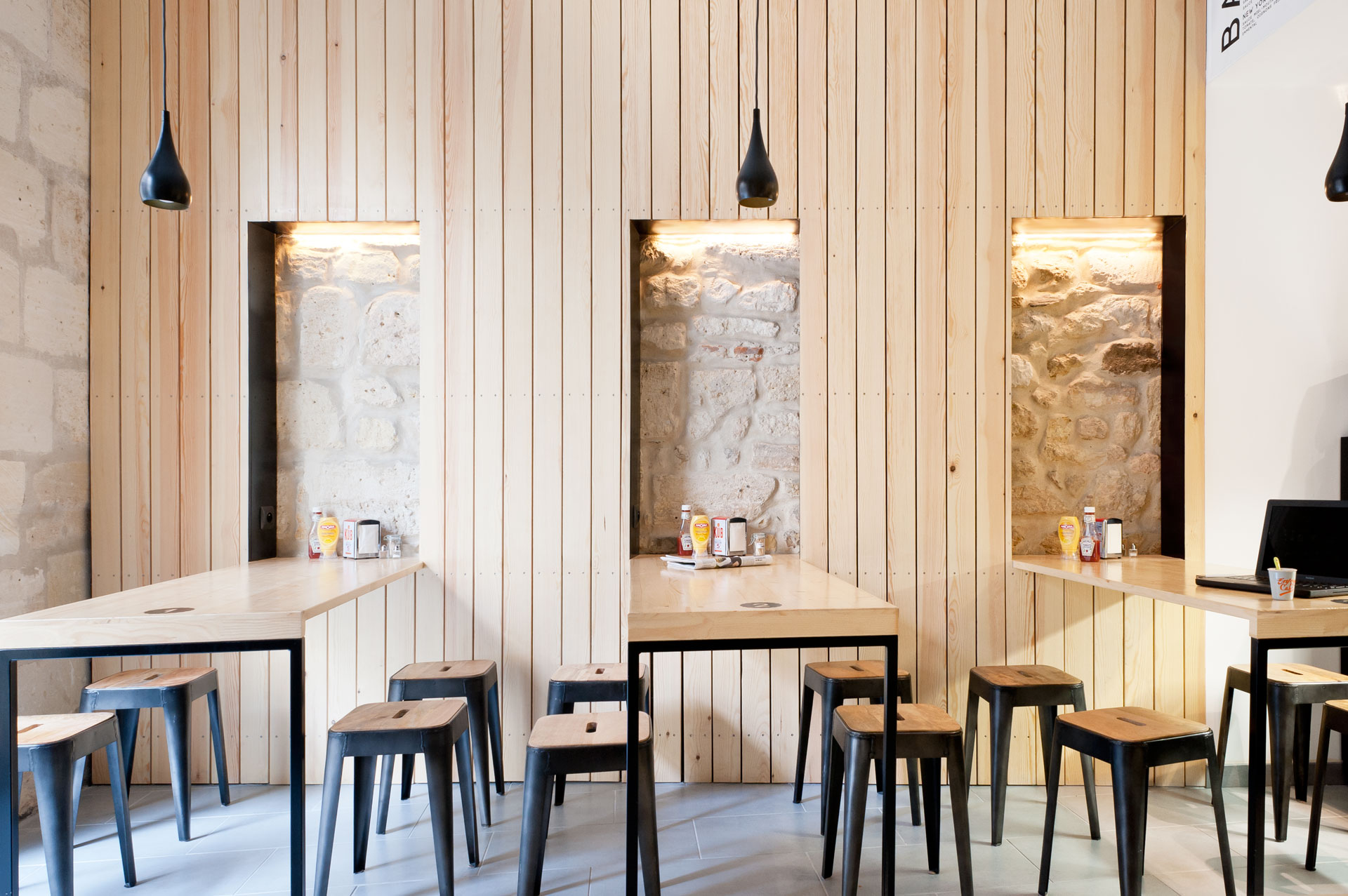 Интерьер кафе с деревянными стенами