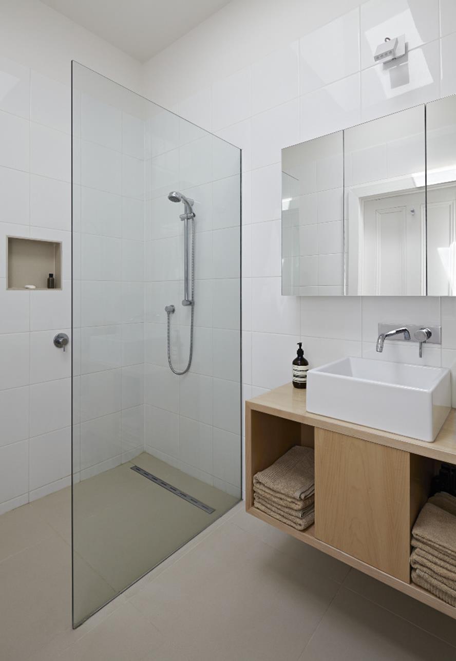 Ванная комната с душем и умывальником