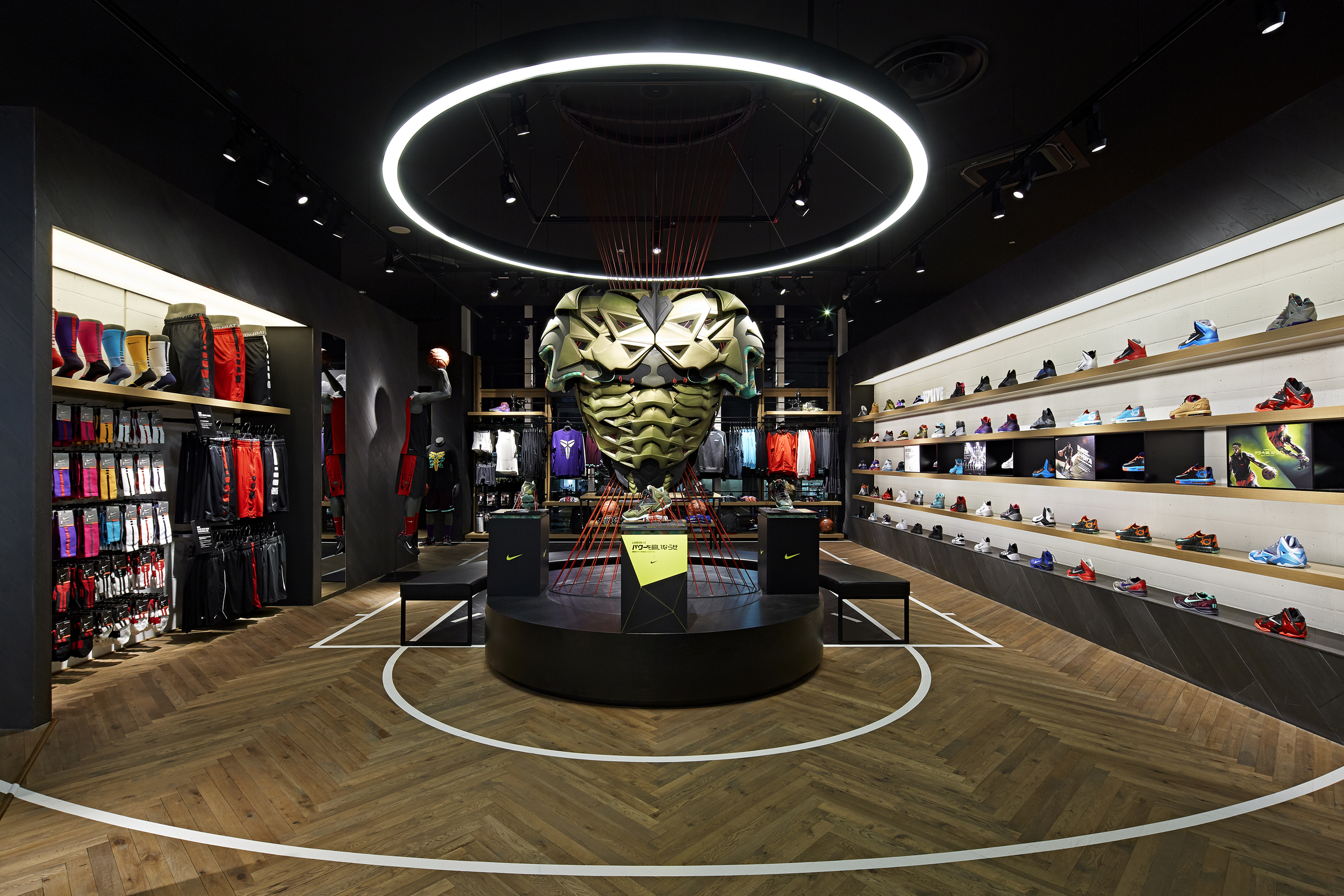 Спортивные магазины работа. Nike shop Interior. Интерьер спортивного магазина. Интерьер магазина спортивной одежды. Красивый магазин.