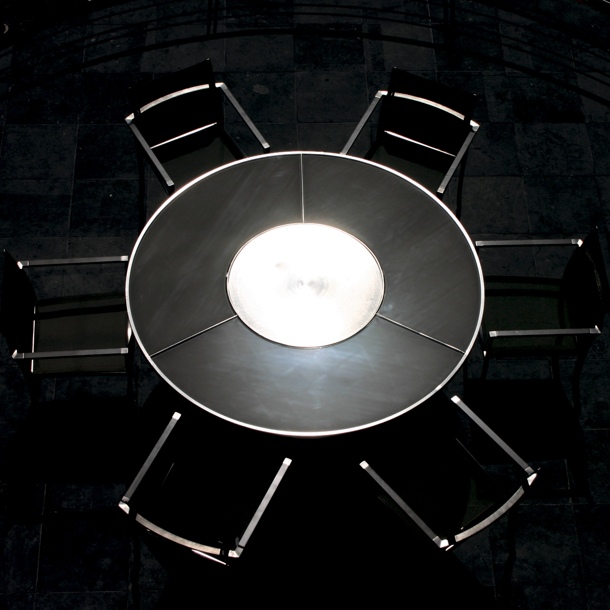 O-Zon Table + Chairs