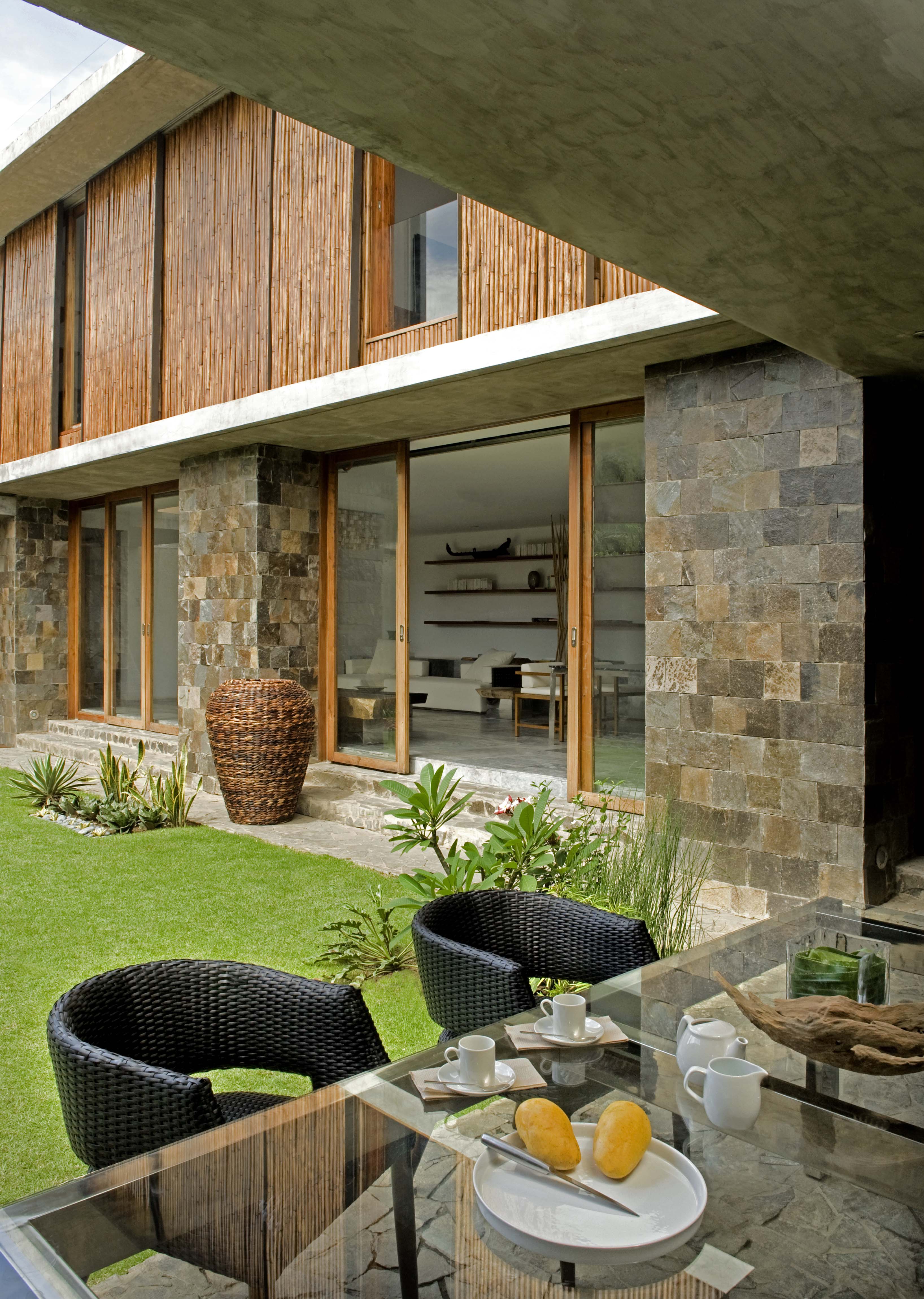 Eco stone. Экостиль экстерьер. Терраса в современном стиле. Отделка фасада камнем и деревом. Современный каменный дом.