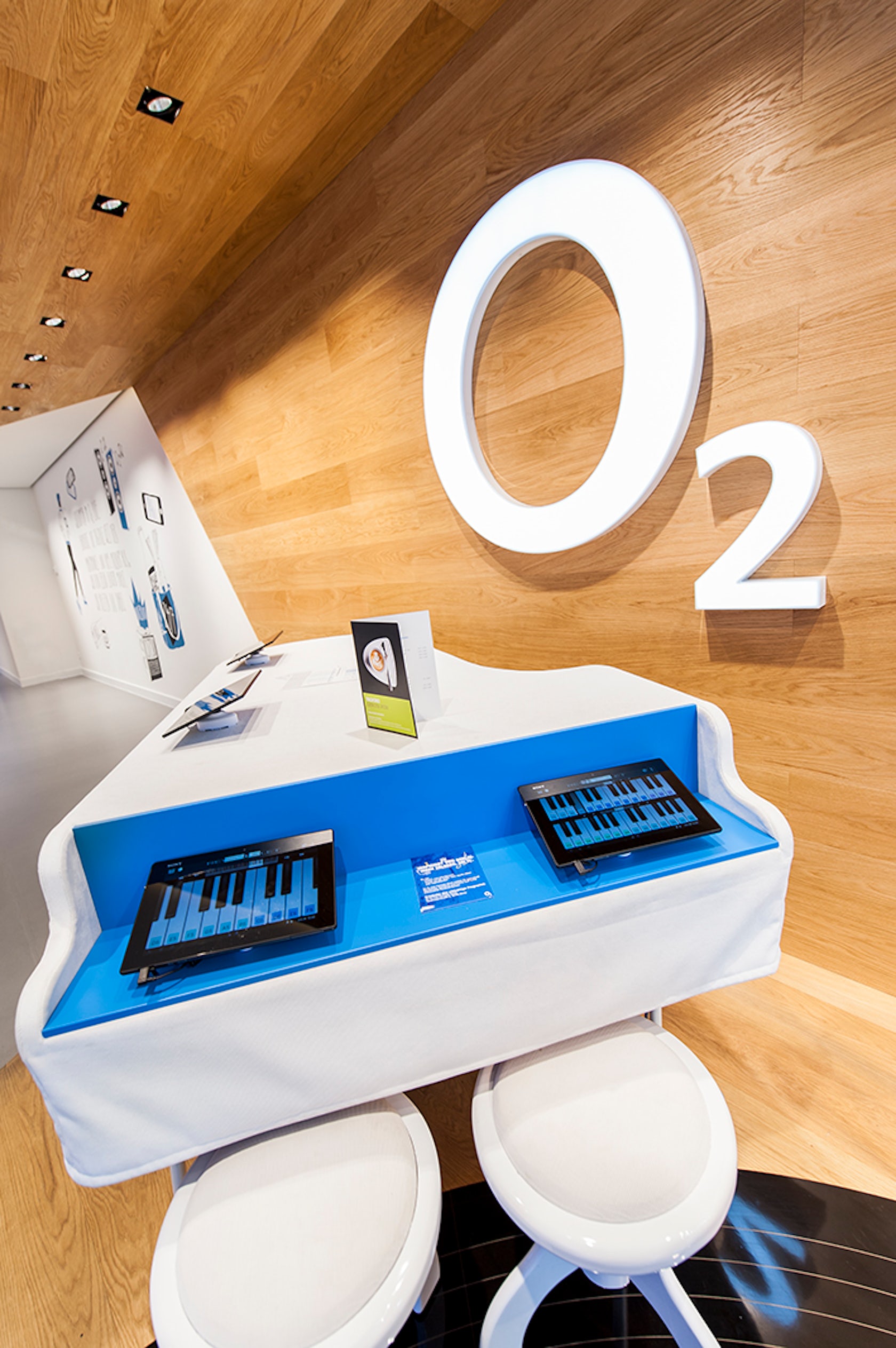 O2 Concept Store Berlin by hartmannvonsiebenthal the brand experience ...