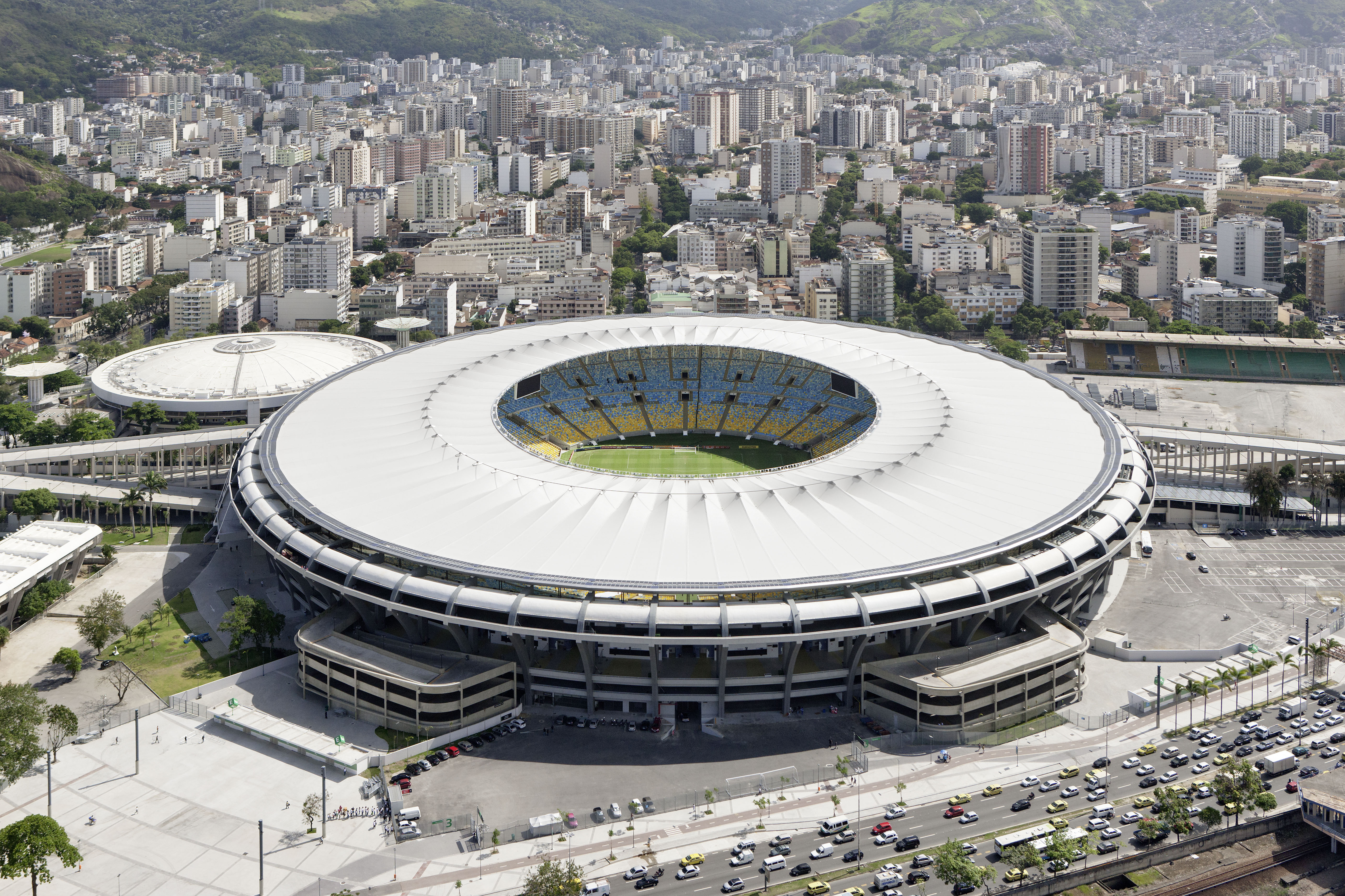 Знаменитый стадион в рио. Стадион Маракана в Бразилии. Стадион «Маракана» в Рио-де-Жанейро, Бразилия.. Футбольный стадион Маракана в Бразилии. Стадион Маракана 2021.