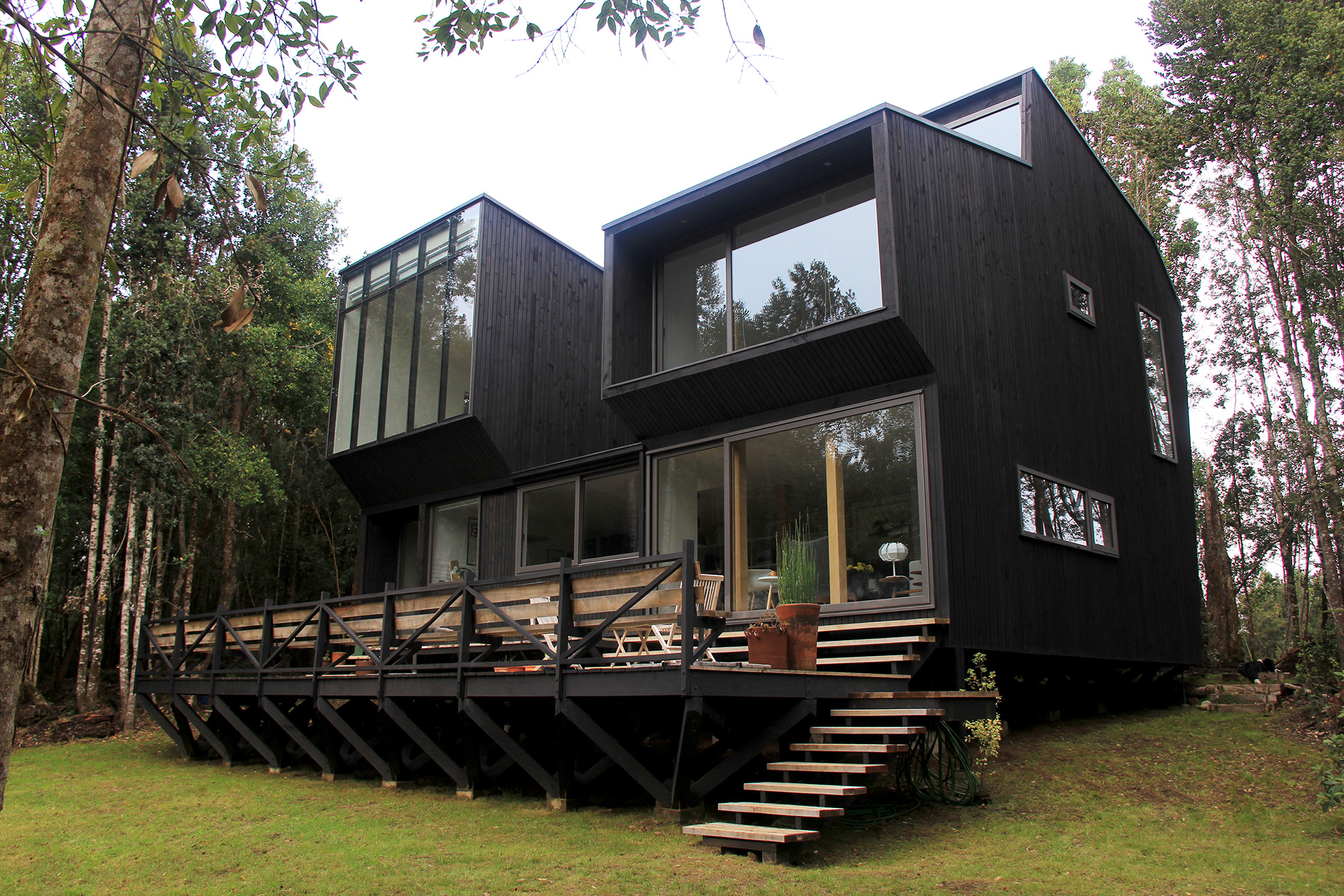 Красивый черный дом. Черный дом. Современная архитектура Скандинавии. Черный дом в лесу. Черный небольшой дом.