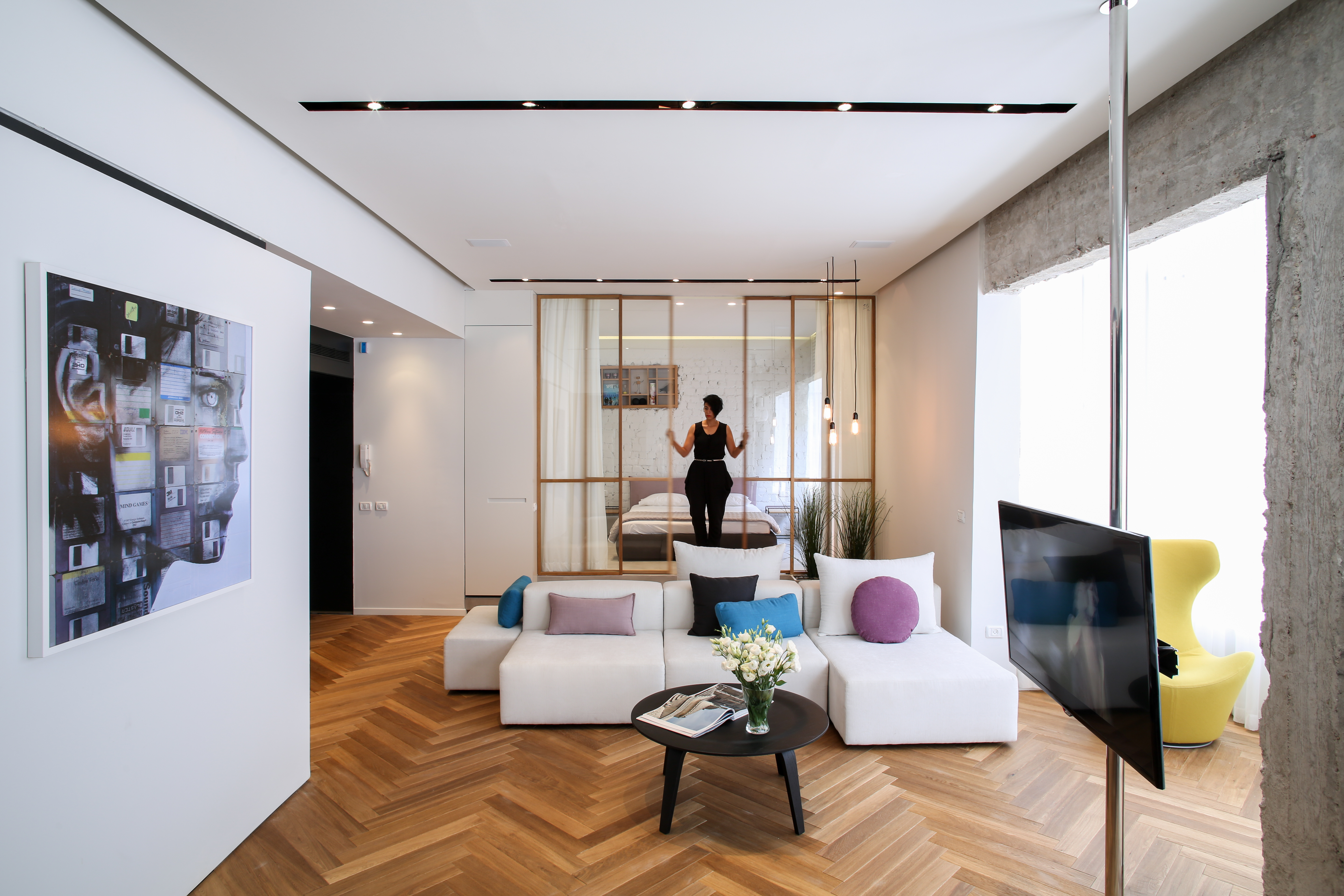 современное освещение в гостиной. экостиль в гостиной с фитостеной. гостиная неоклассика модерн. дизайнерский интерьер квартиры. стильная квартира.