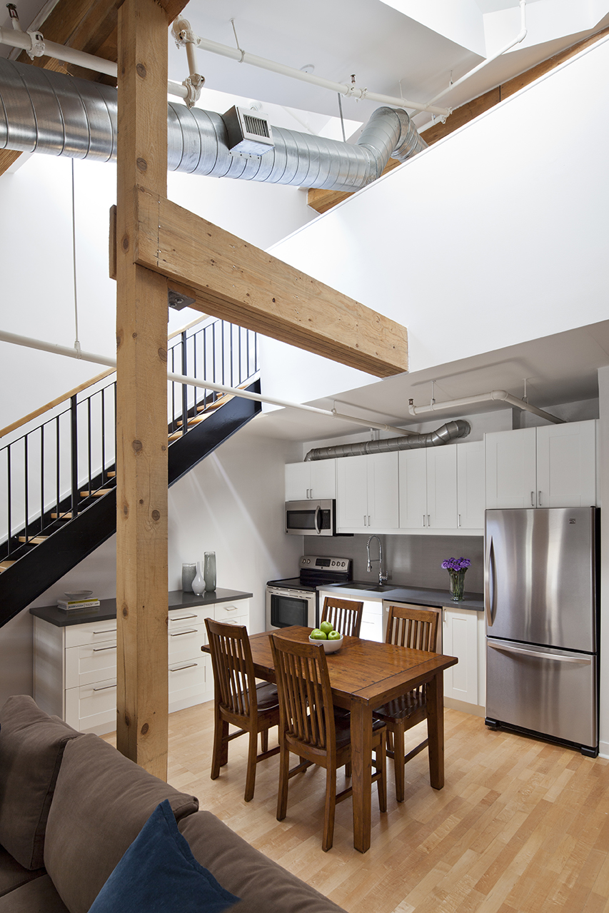 Второй этаж на кухне. Кухня гостиная с лестницей. Гостиная и кухня на втором этаже. Кухня с высокими потолками. Кухня под лестницей.
