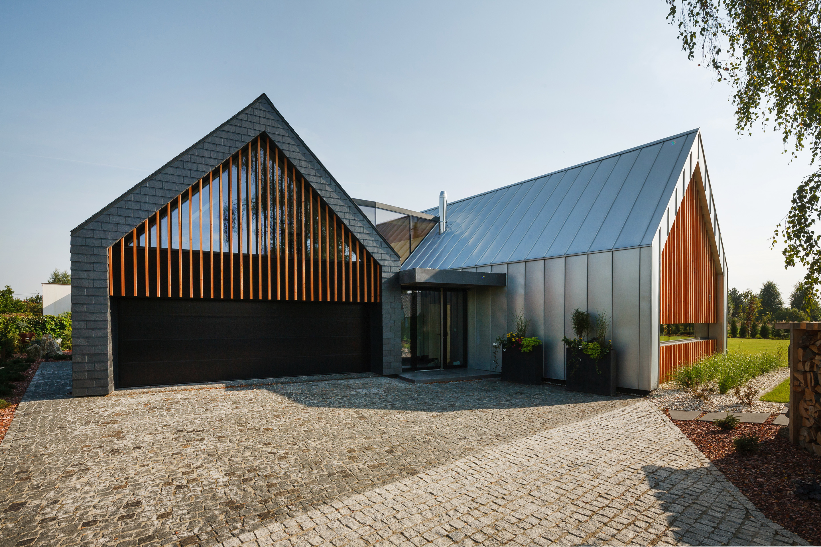 Жилой дом сарай. Барн хаусы Barn House. Фальц кровля барнхаус. Фальцевая кровля Скандинавский стиль. Фальцевая кровля Барн Хаус.