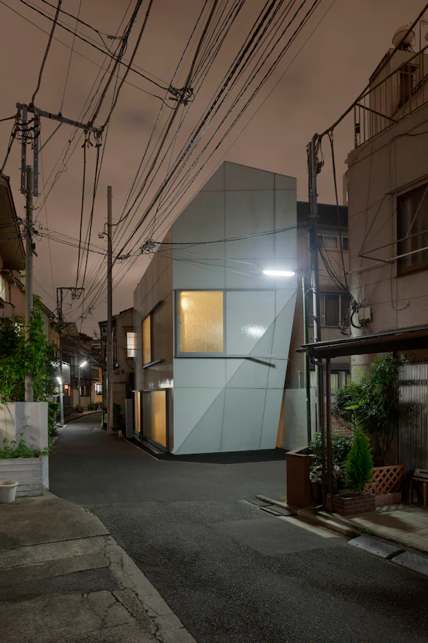 Strapping Structures: 7 Earthquake-Resistant Buildings in Japan ...