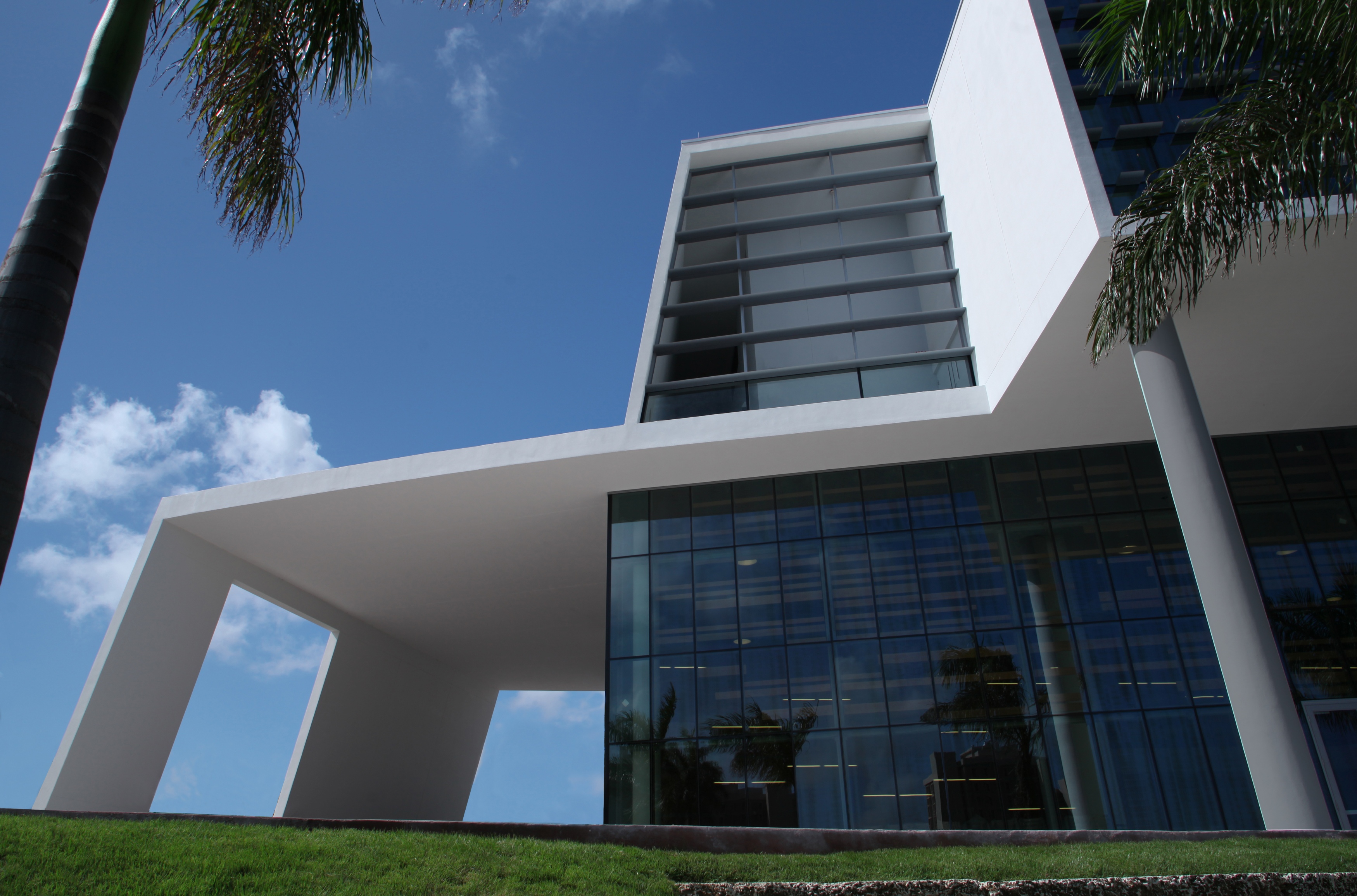University of Miami Student Activities Center by Arquitectonica