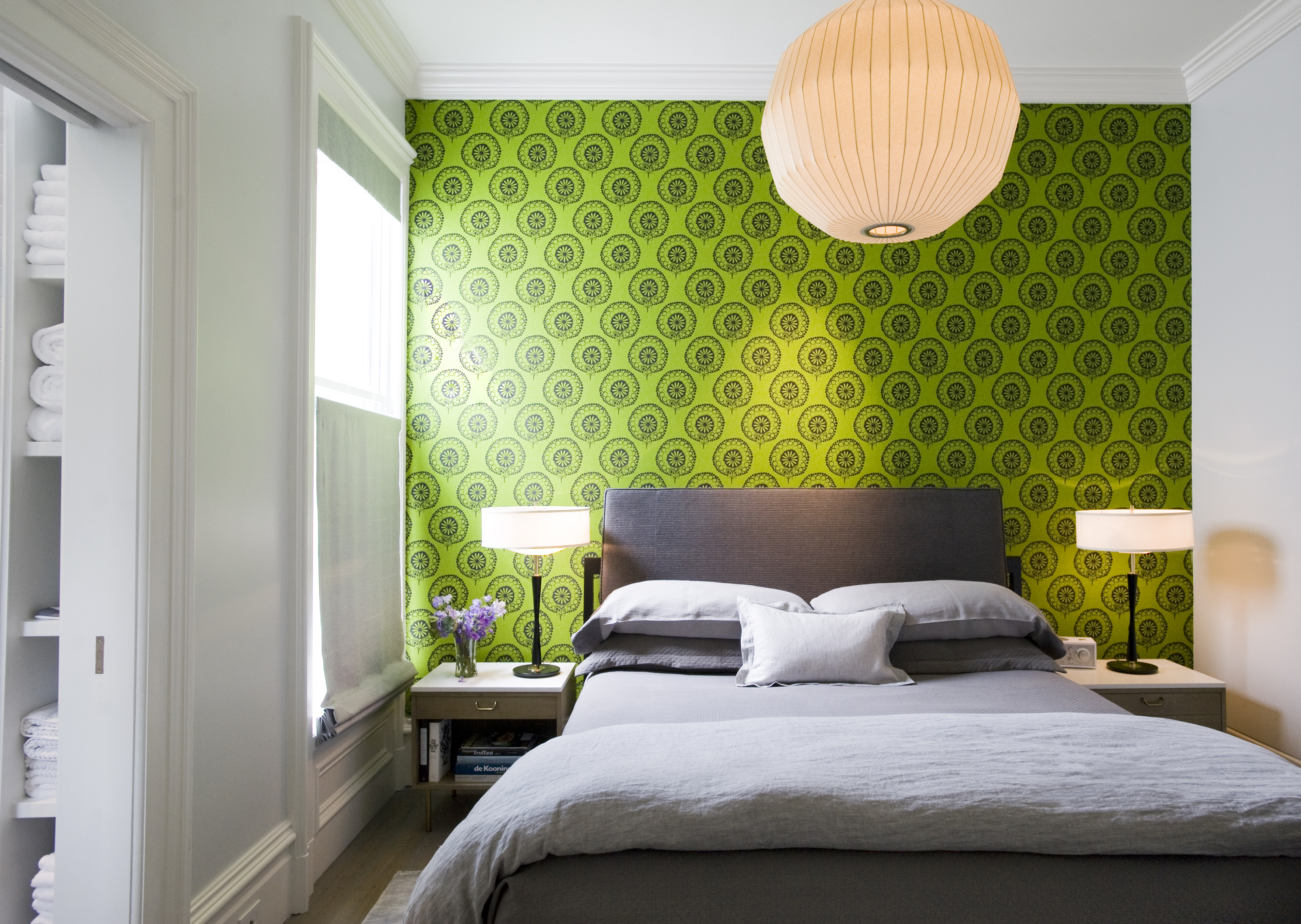 Обои в зеленых тонах. Спальня в зеленых тонах. Яркая спальня в современном стиле. Зеленый интерьер спальни. Салатовые стены.