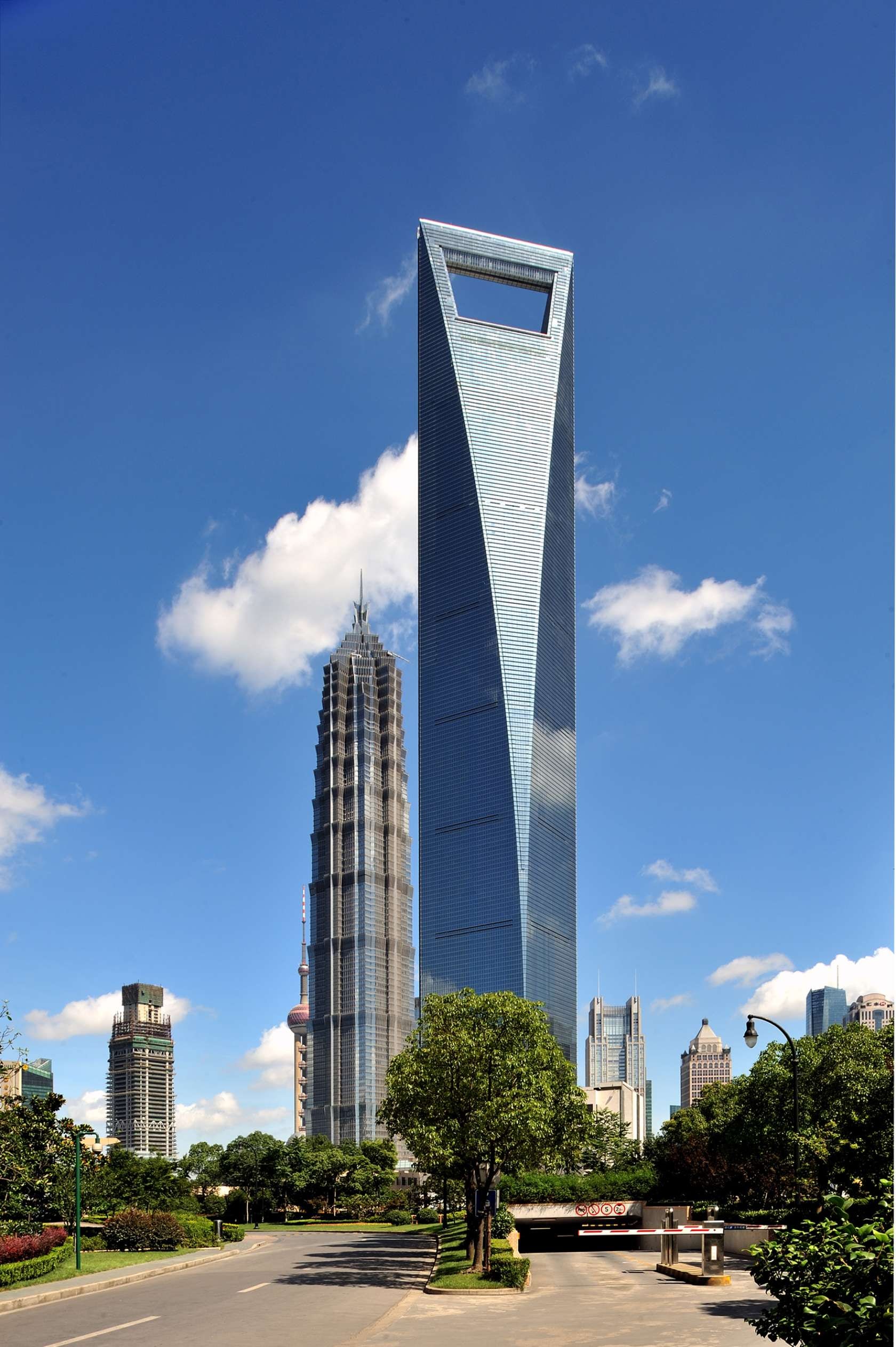 Высокие здания. Финансовый центр Шанхай. Шанхайский Всемирный финансовый центр Китай. Шанхайский Всемирный финансовый центр (492 м). Шанхай, Китай. Здание открывашка в Шанхае.