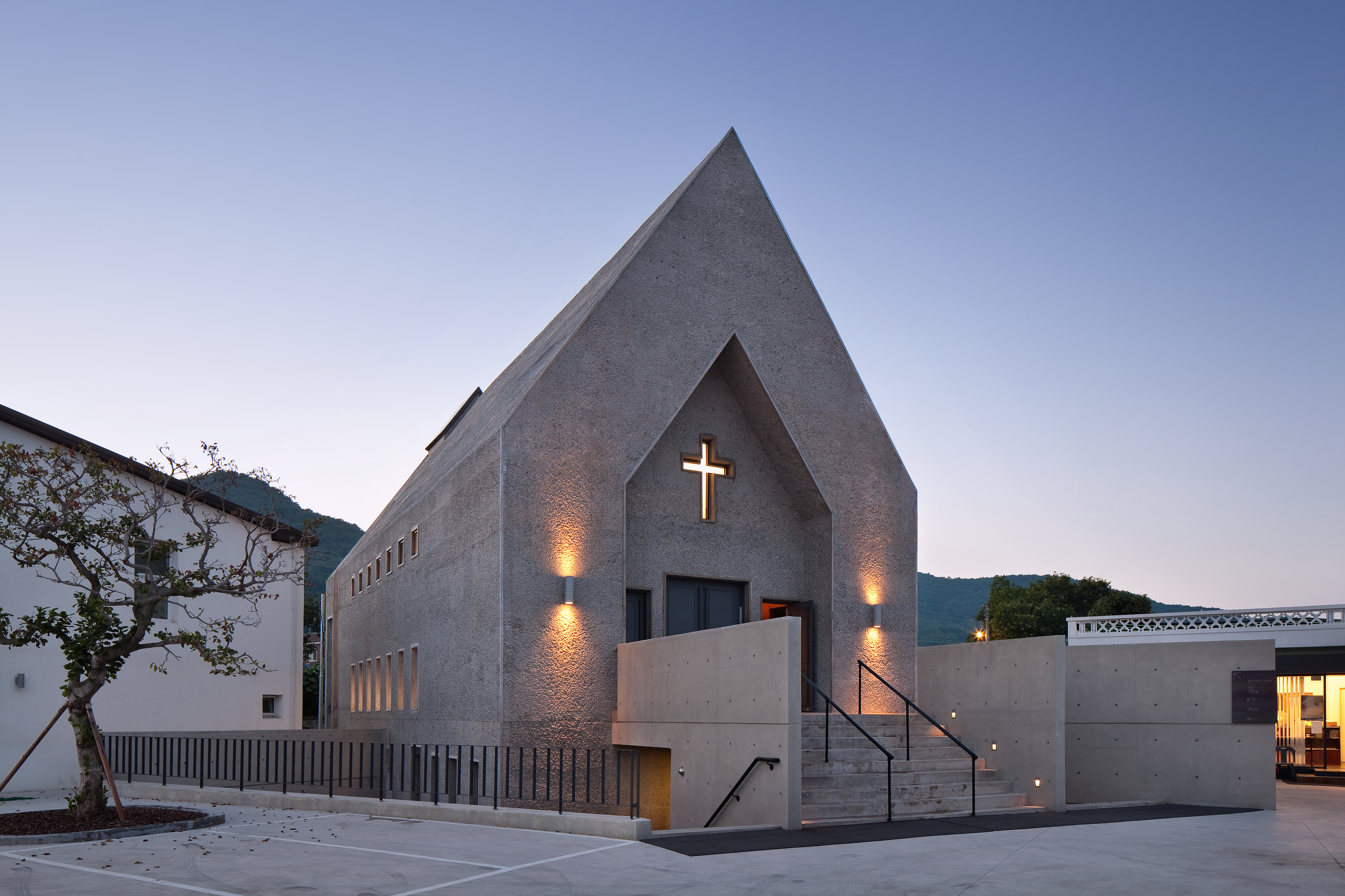 Modern church. Протестантская Церковь Владивосток архитектура. Финляндия православная Церковь модернизм. Католический храм в Такарацука Япония. Церковь Оура Нагасаки.