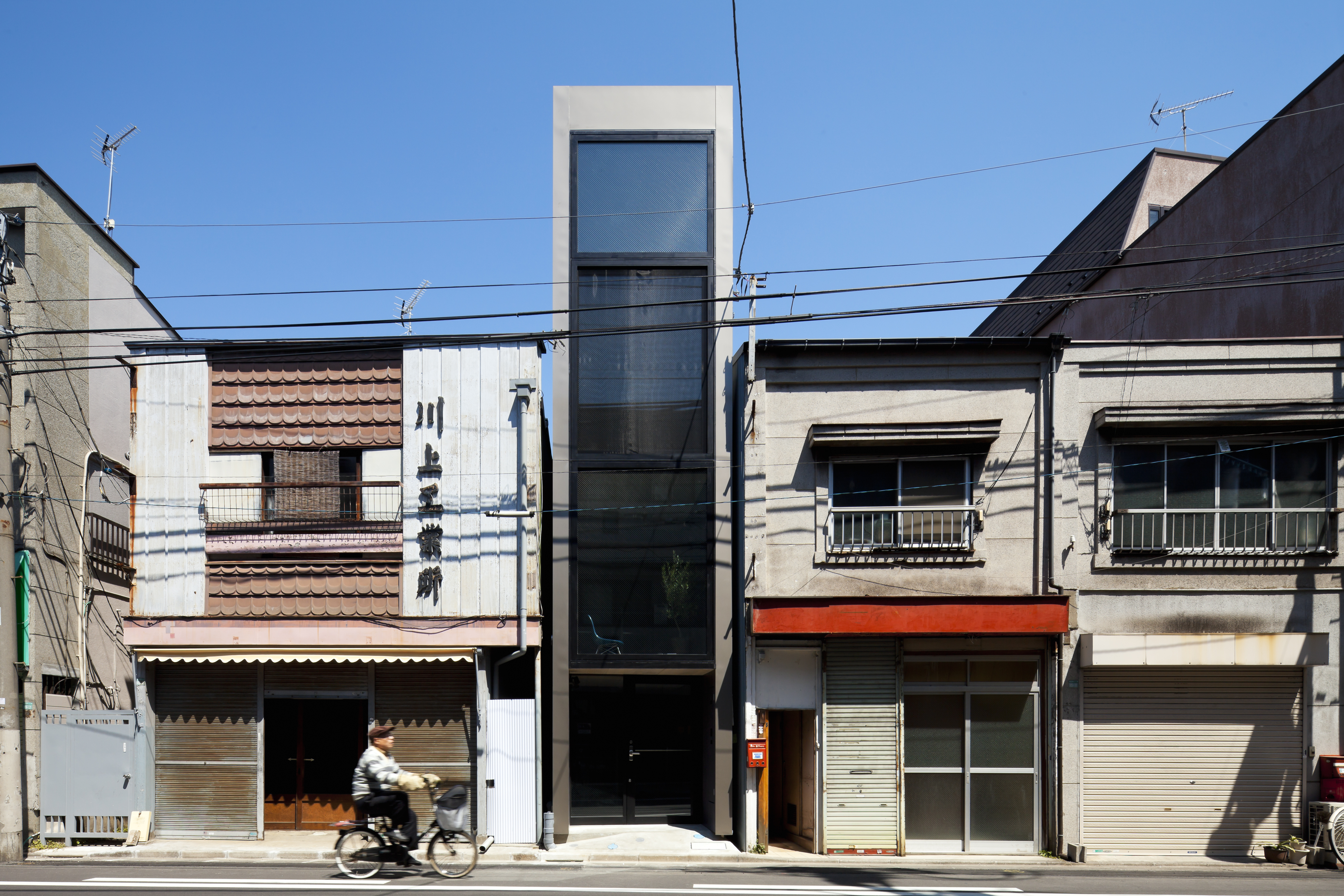 Маленькие японские дома. Узкий дом в Токио. Узкий дом в Японии. Жилые дома в Японии. Городской дом в Японии.