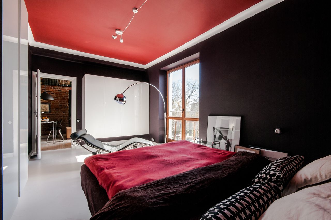 Дизайн комнаты с красным потолком