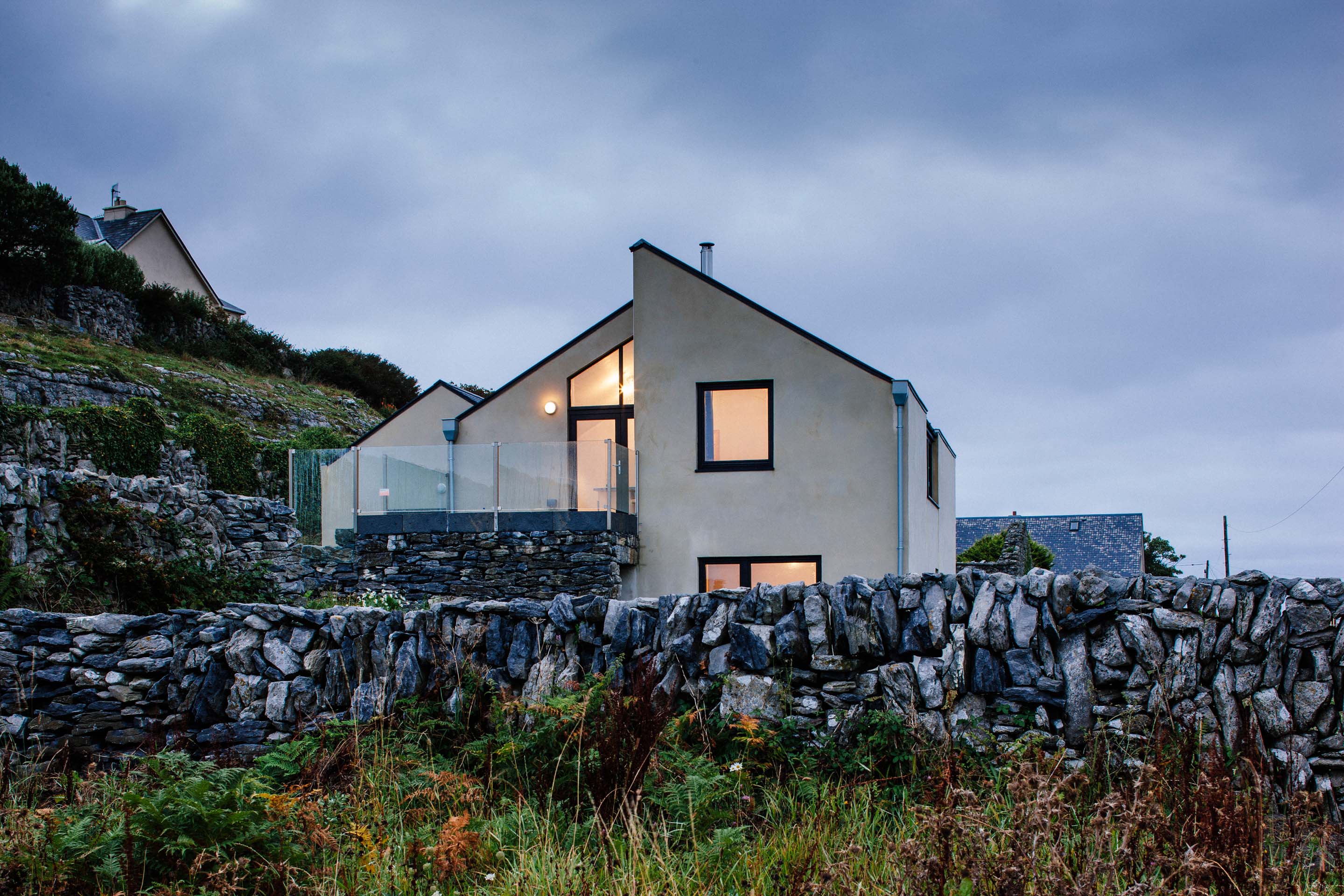 Посмотри на эти дома острые стекла. Дом в Дромхере Ирландия. Ирландский домик.