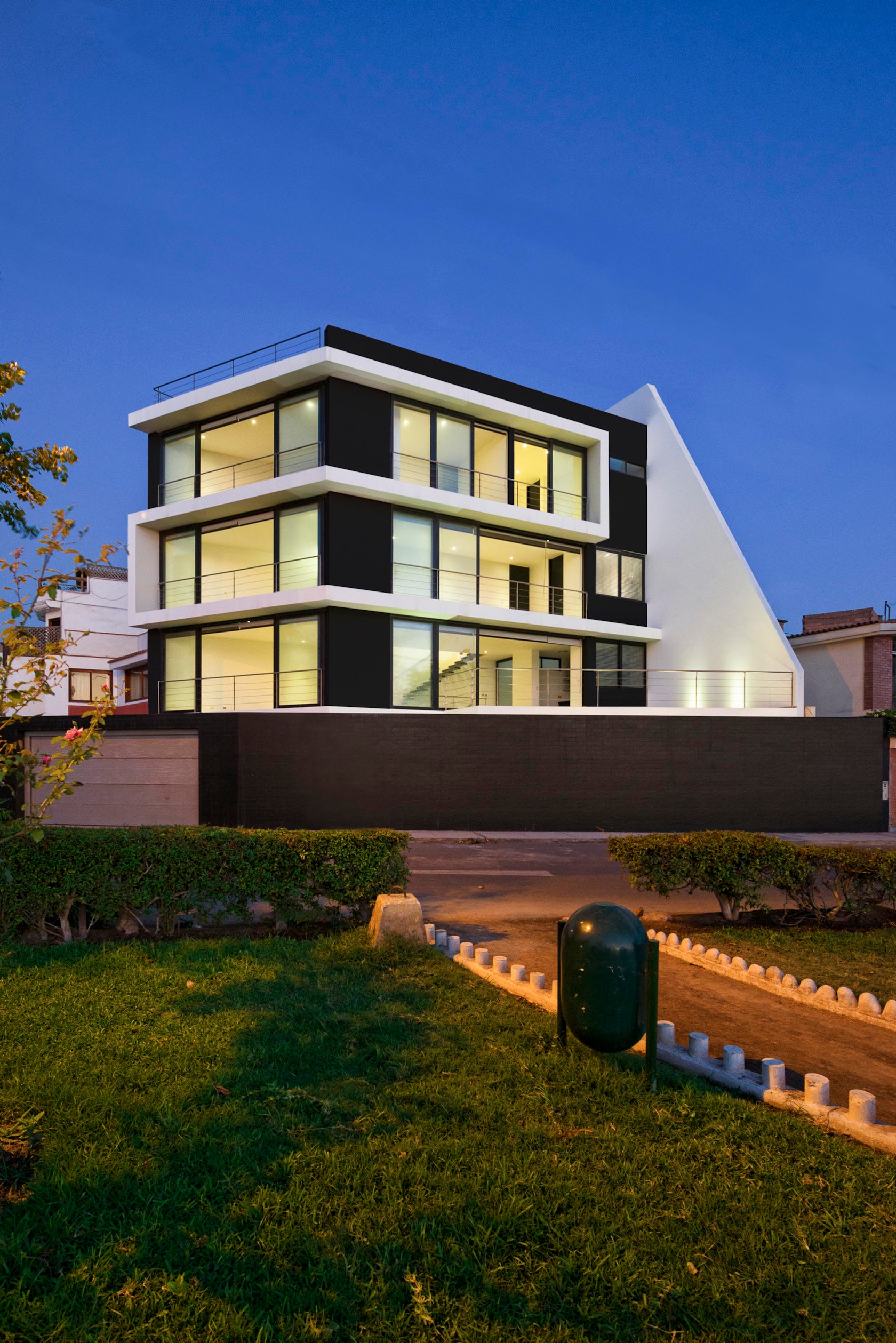 Vertical House by Juan Carlos Doblado