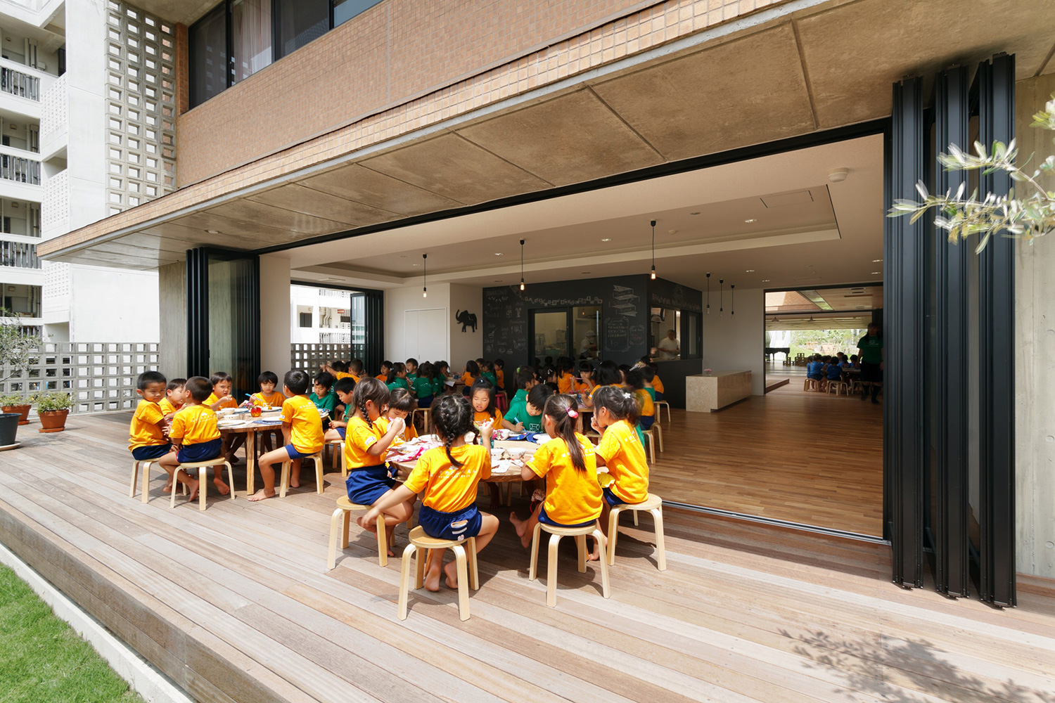 © HIBINOSEKKEI+youjinoshiro