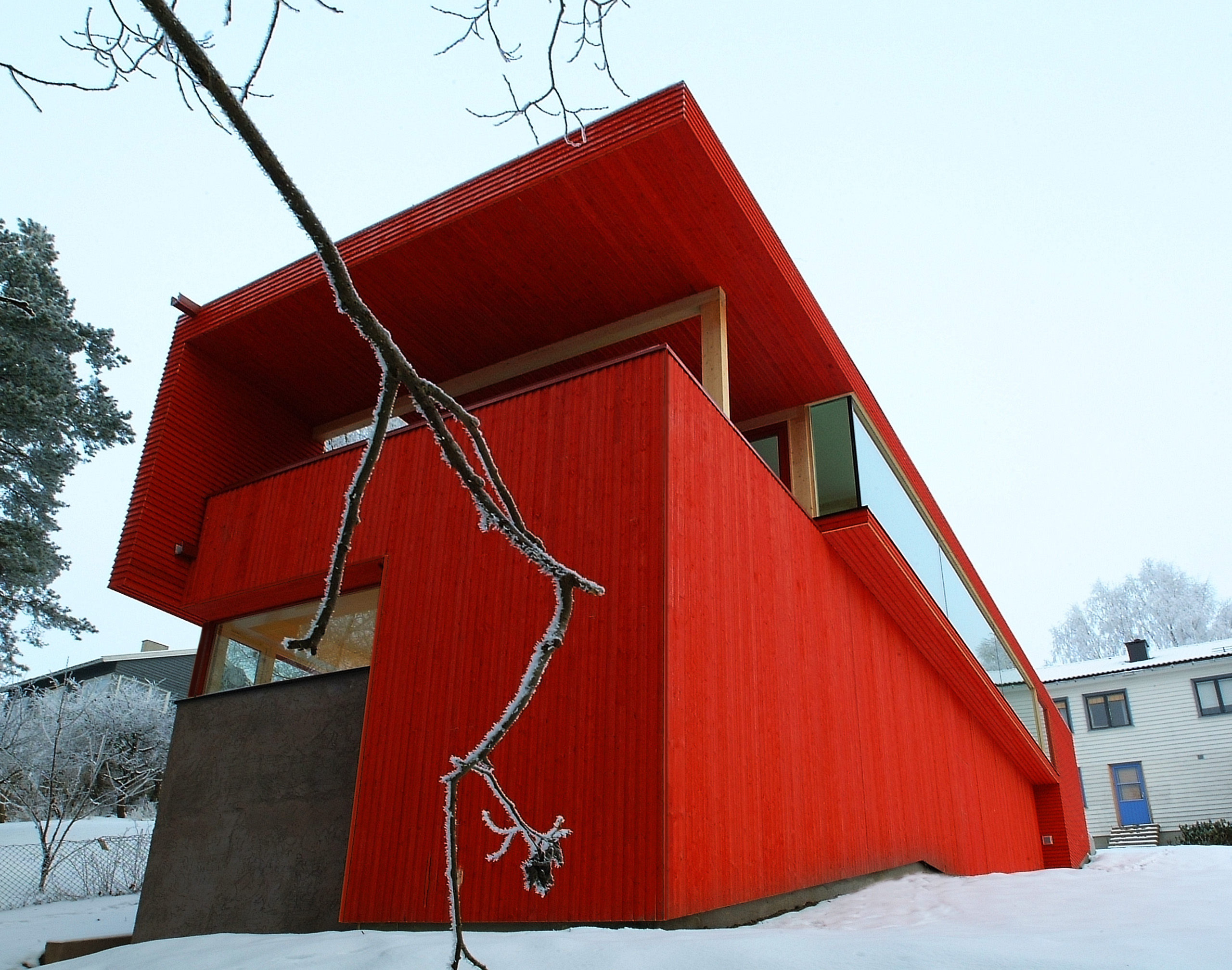 Red housing. Красный дом в Осло. Red haus дом. Красный необычный дом. Красный контейнерный домик.