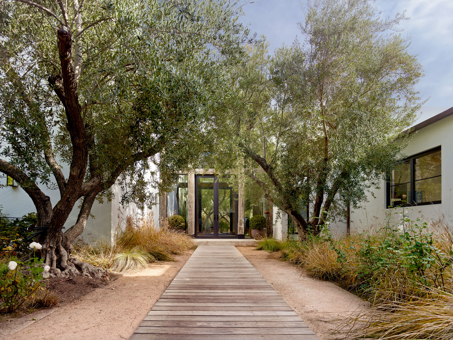 Розы у деревенского домика. Сад в розовых тонах. Розы в саду. Дом джейсона стетхема в беверли хиллз. Красивый домик с садом.