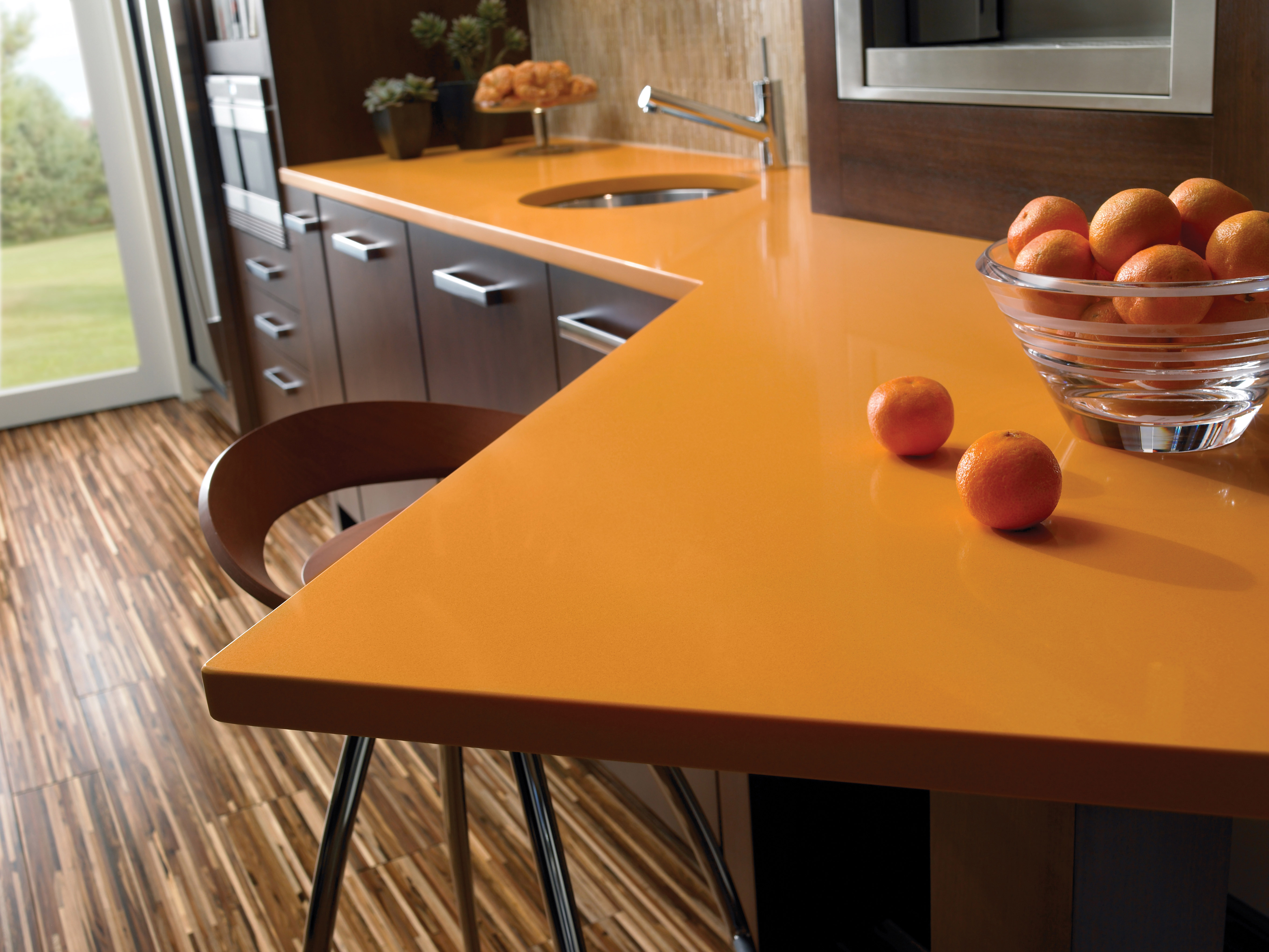 Поверхность кухонного стола. Столешница для кухонного стола. Оранжевая столешница для кухни. Столешница на оранжевую кух. Кухня с яркой столешницей.