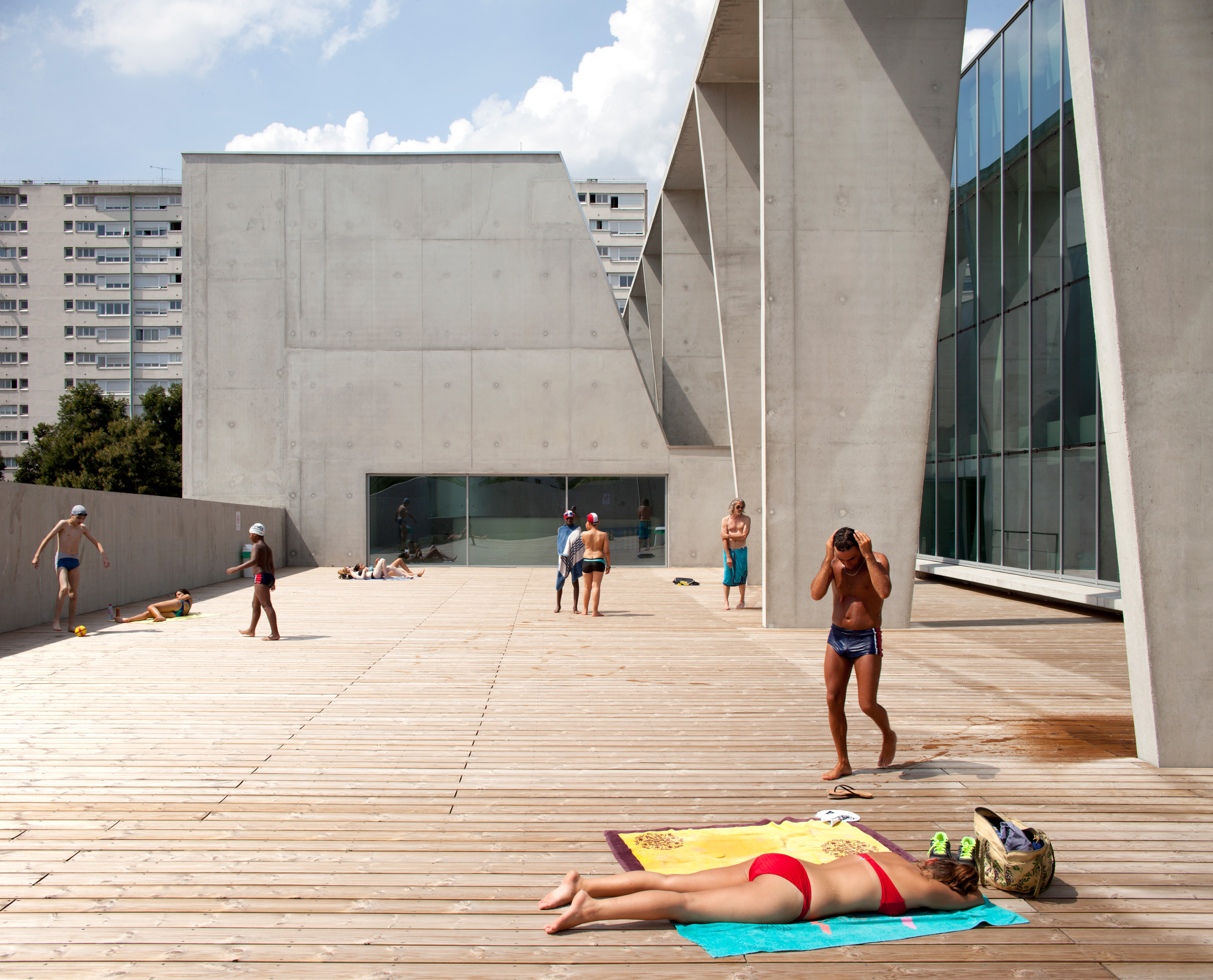 Кампус бассейн. Общественные бассейны мира. Pool in France. Бассейн в Париже парящий в воздухе. Париж бассейны сейчас.