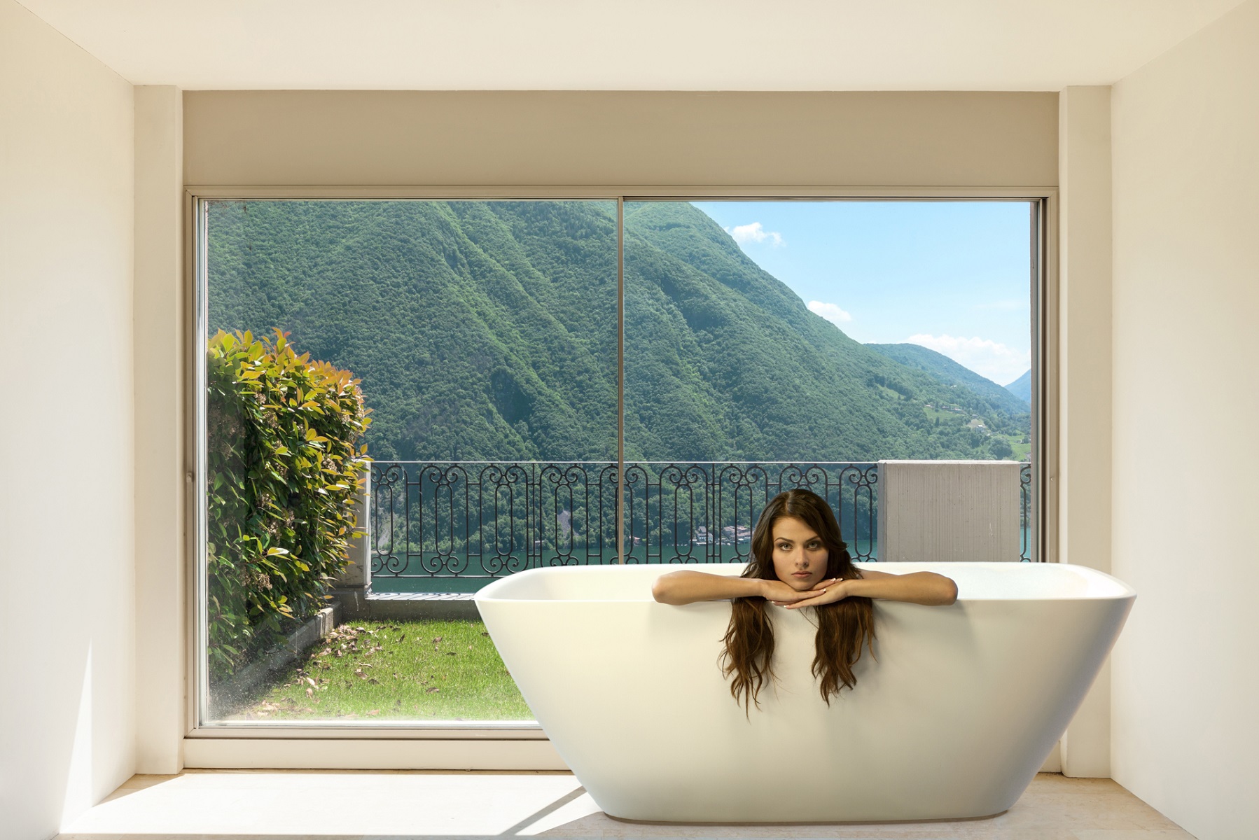 Arabella™ Left Corner AquaStone Bathtub