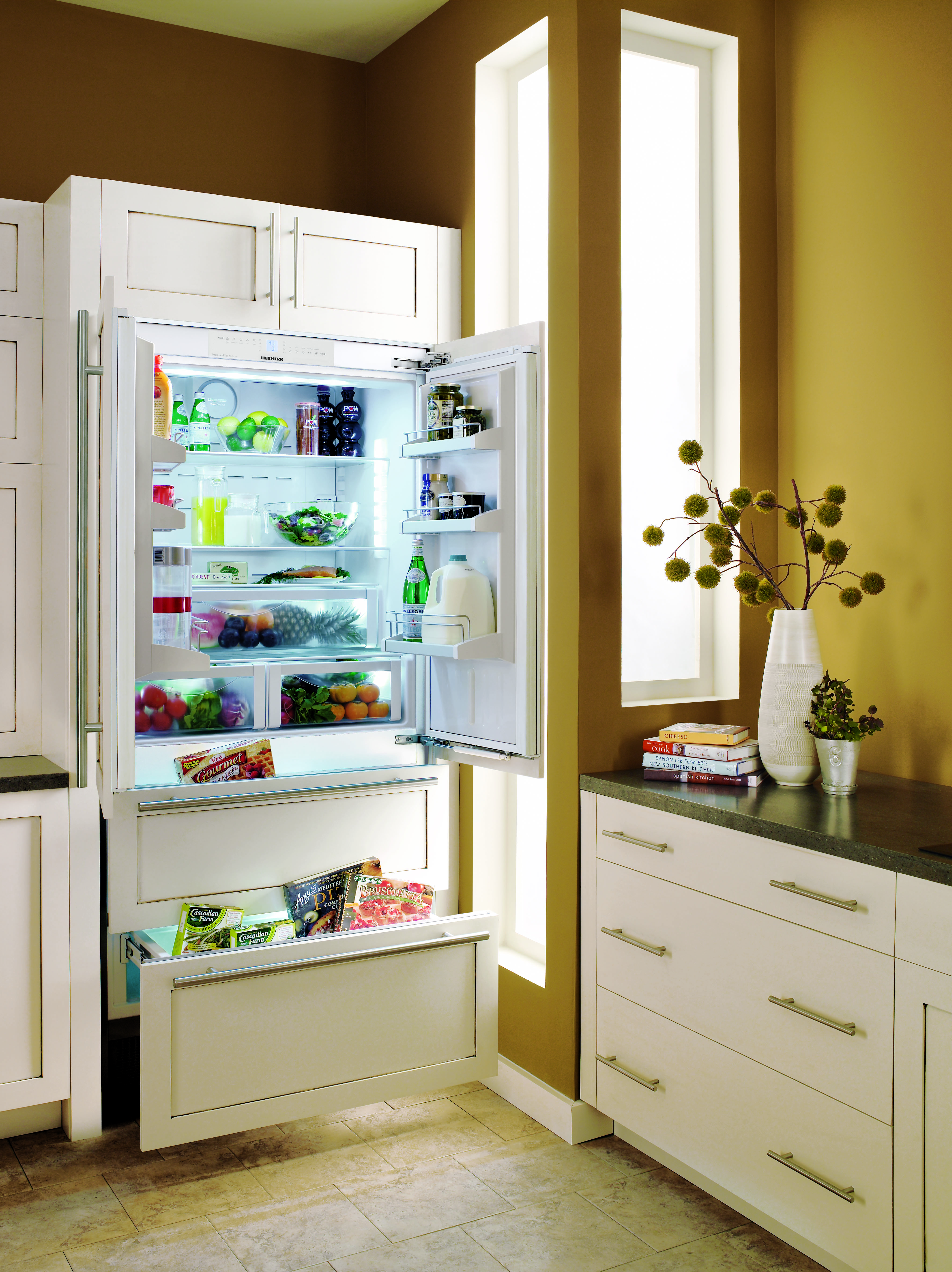 HC 2062 Fully Integrated Refrigerator 