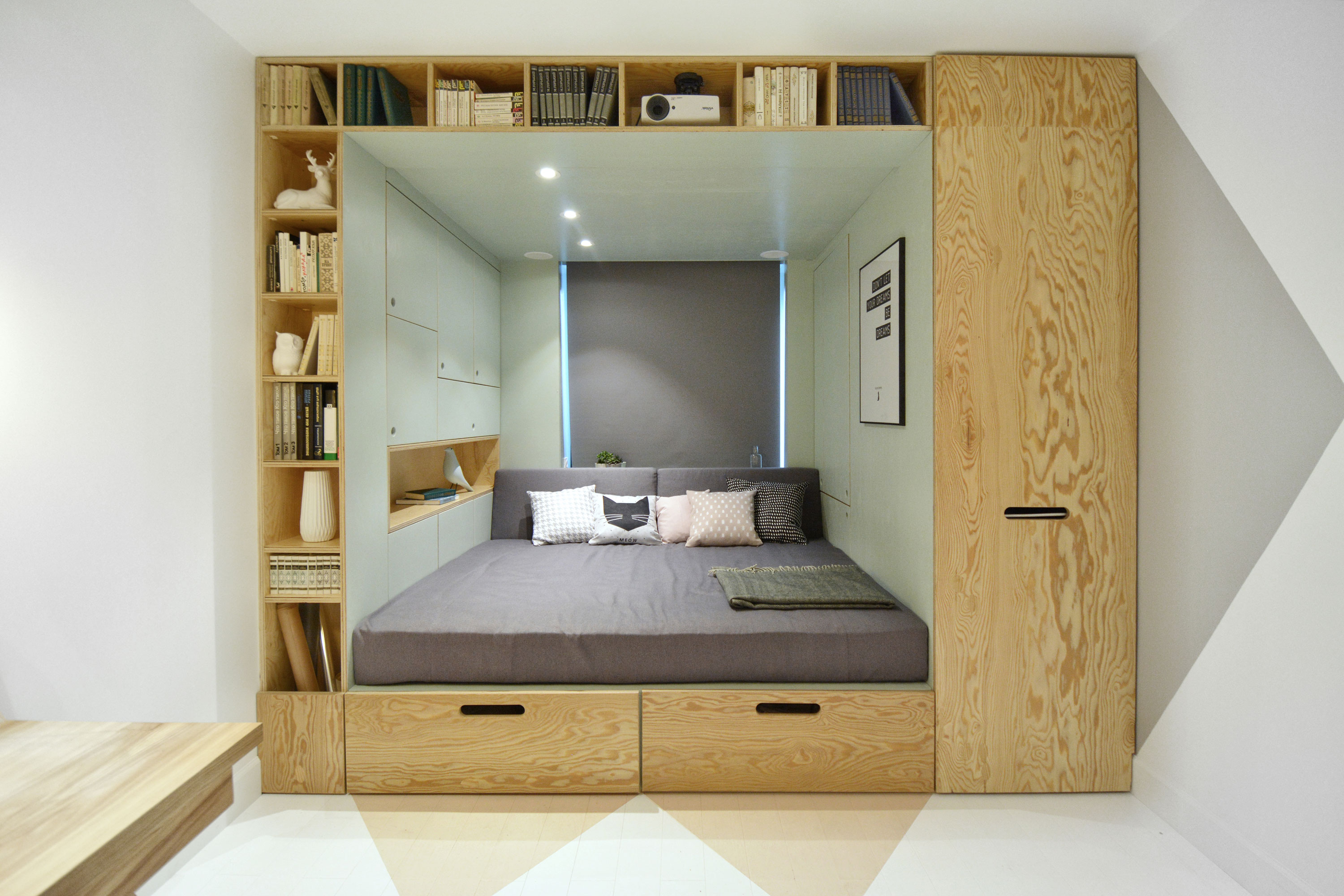 Встроенная мебель в комнате. Кровать встроенная в нишу. Кровать в нише. Ниша для кровати. Спальное место в маленькой квартире.