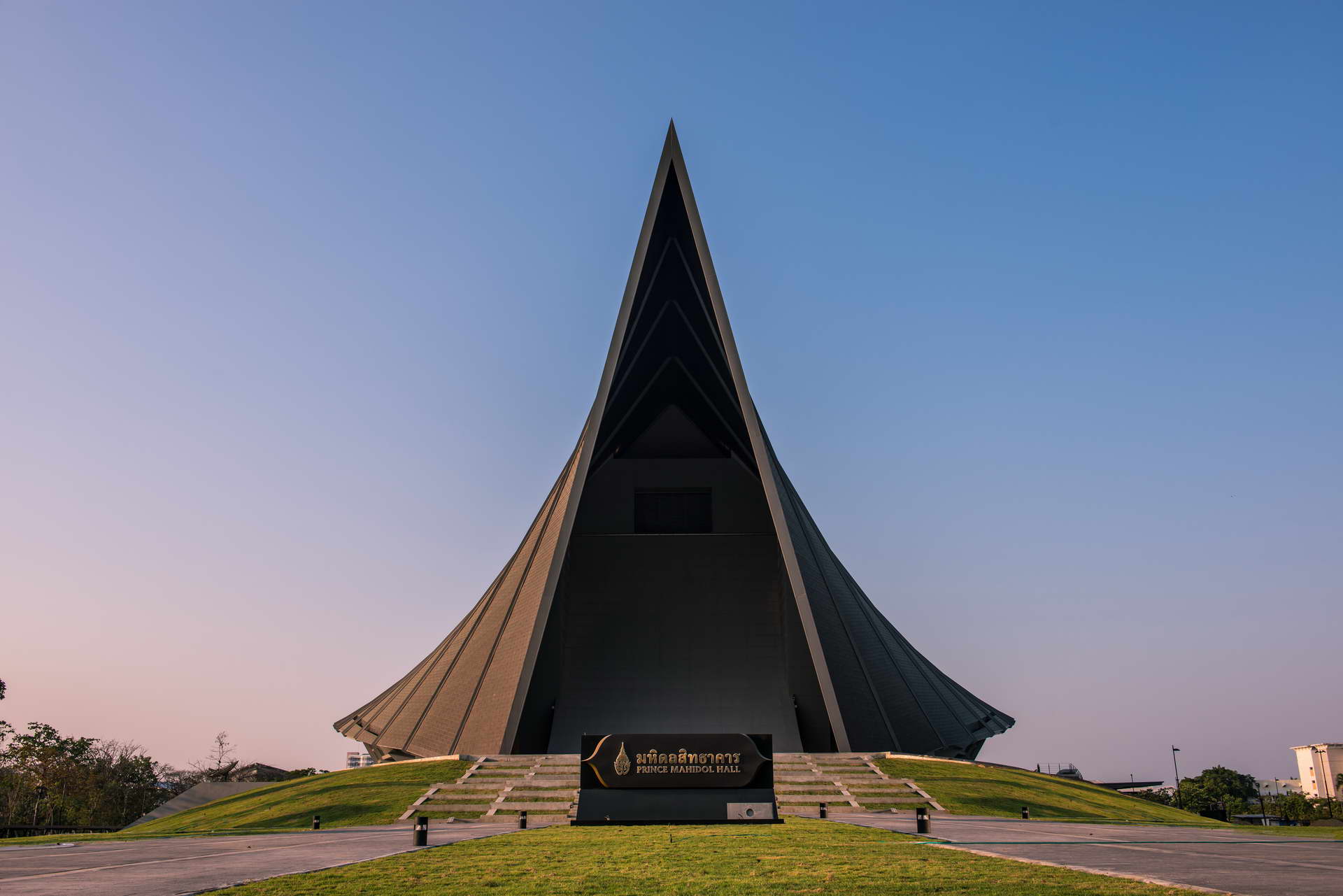 © Krisada Boonchaleow