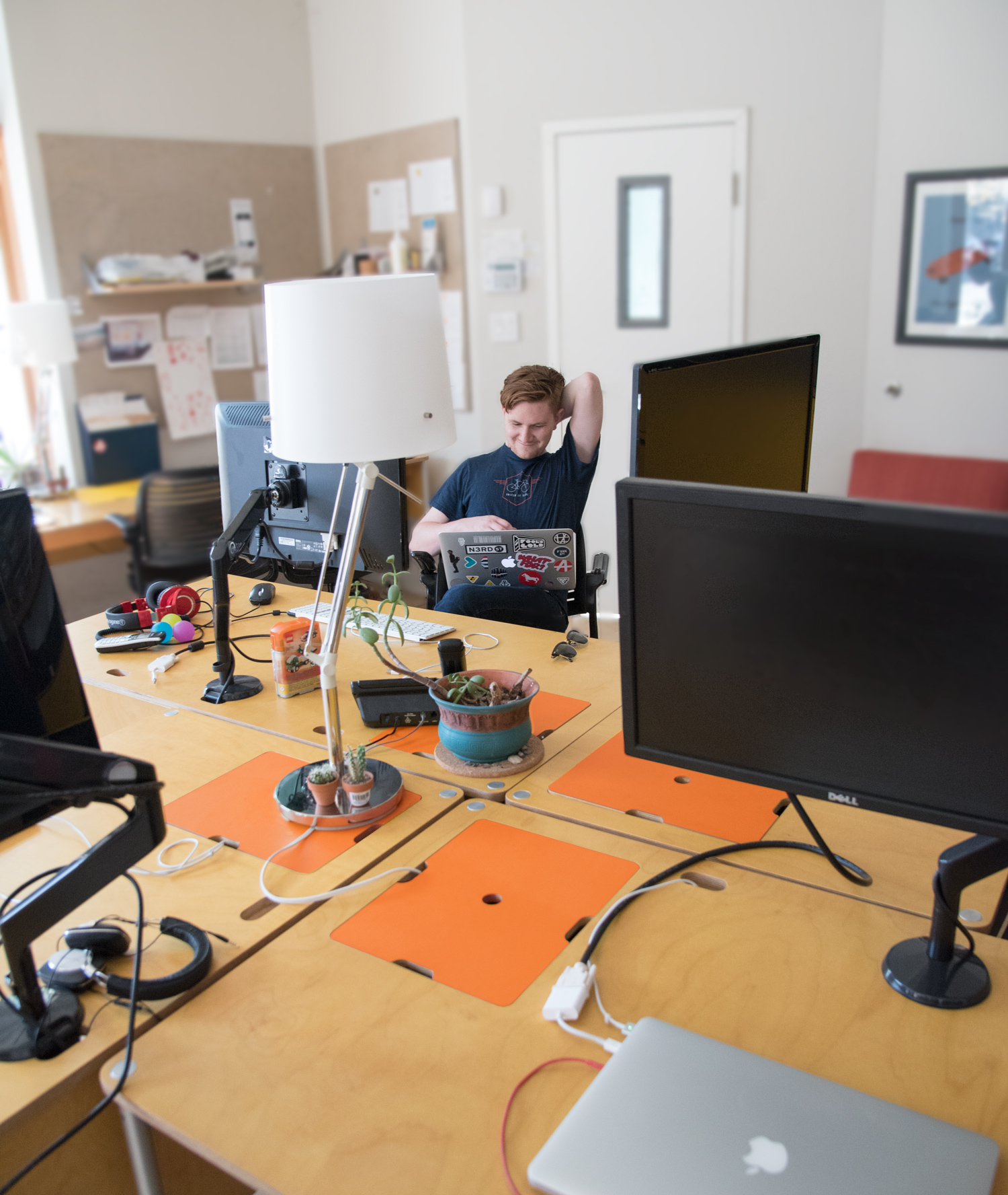 Workstation with Wire Cubbie