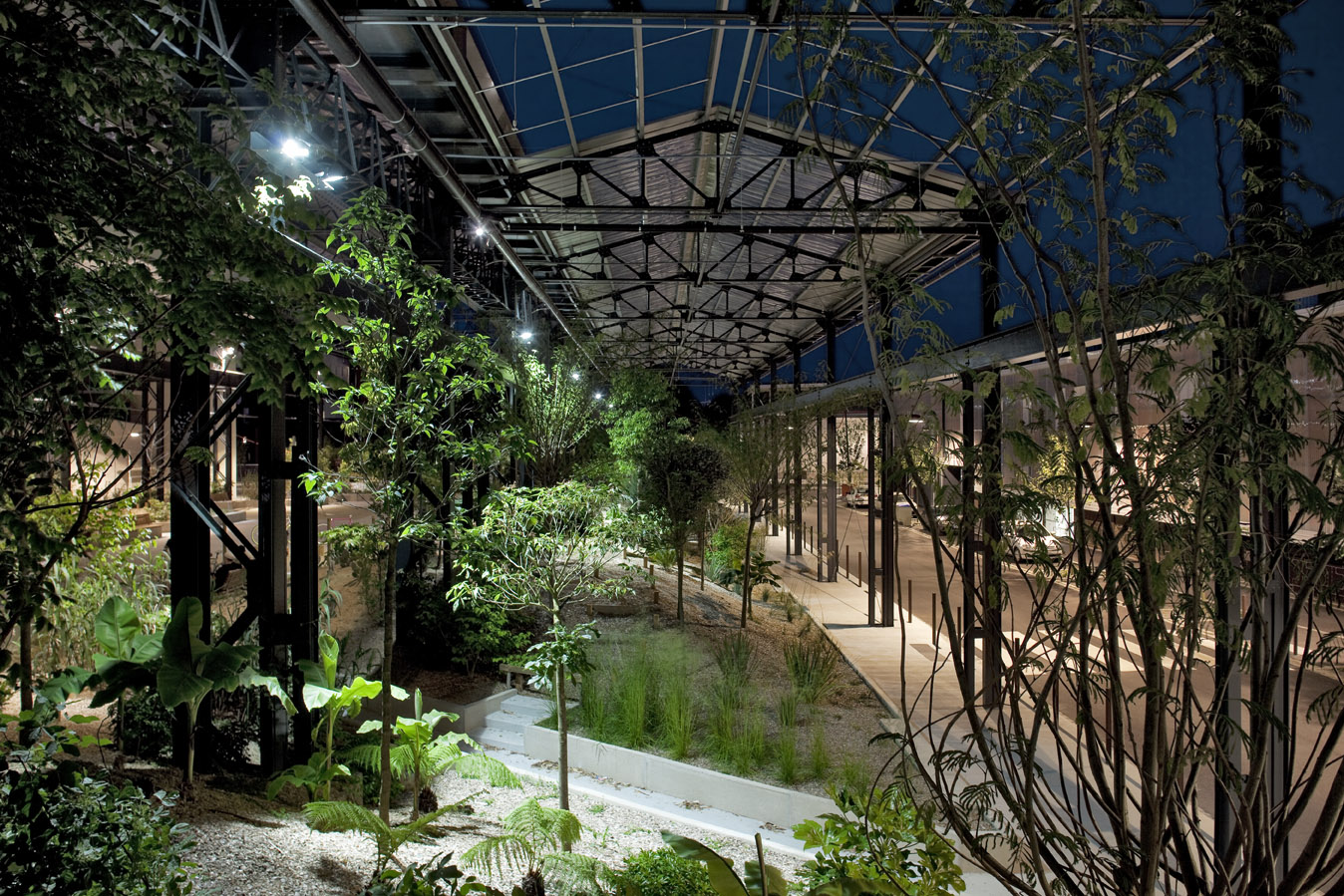 аэропоника оранжерея. Courtyard view. индустриальный сад. патрик бланк фитостена. питер латц ландшафтный архитектор.