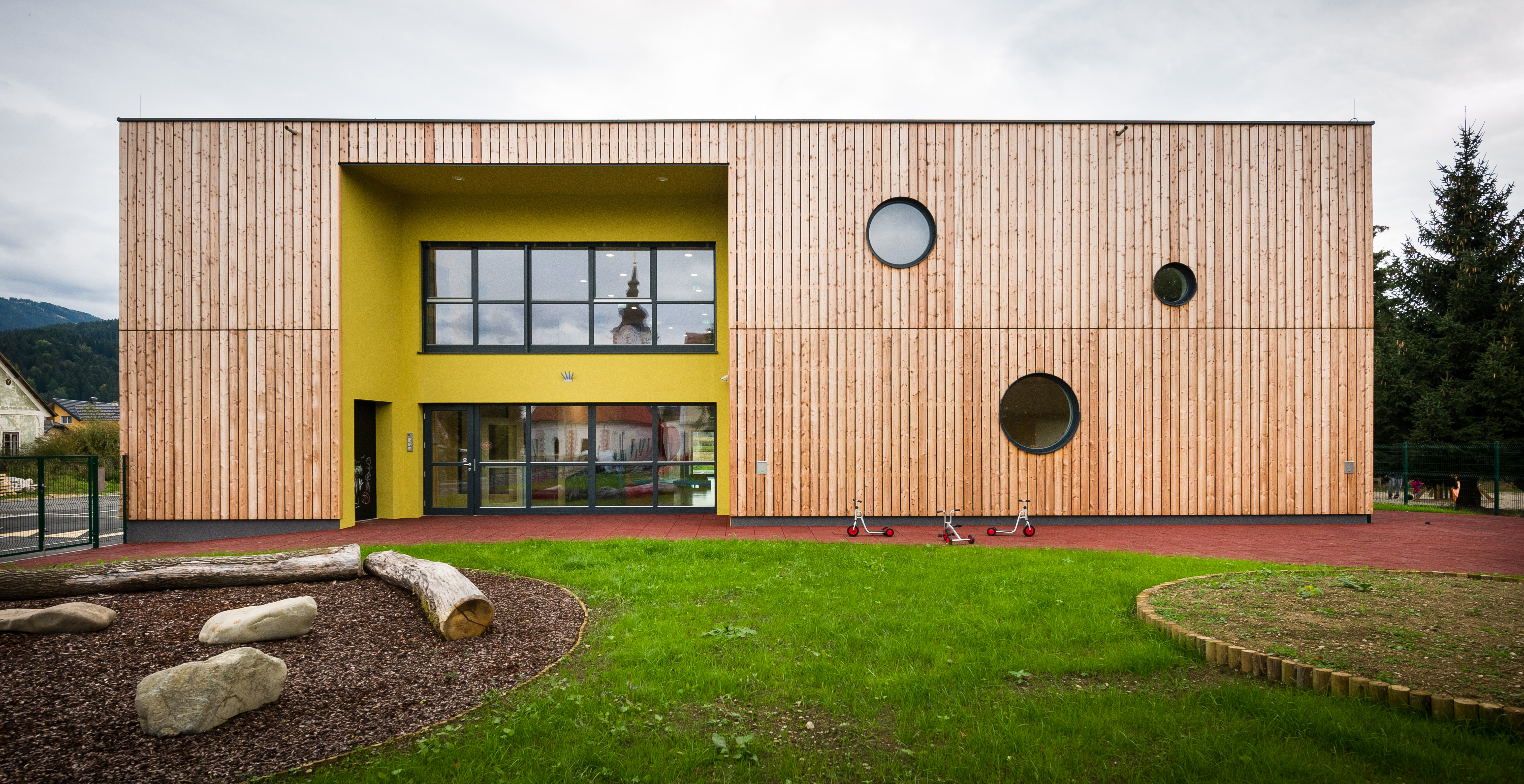 Children's centre. Детский сад в Тромсе, Норвегия. Детский сад в Финляндии архитектура. Детский сад в Словении. Детский сад Kekec (Словения).