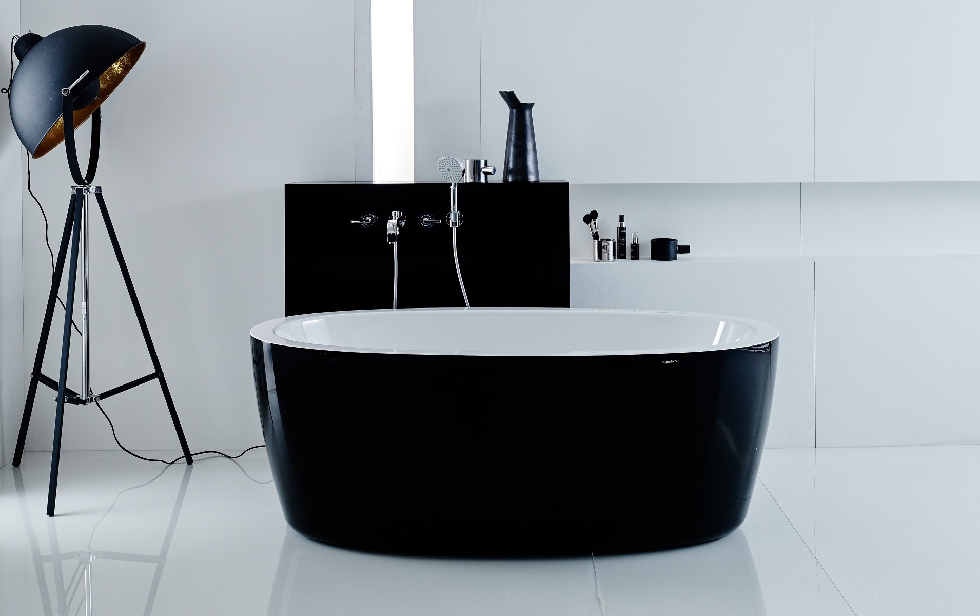 Aquatica Purescape 174A-Blck-Wht Relax Air Massage Bathtub