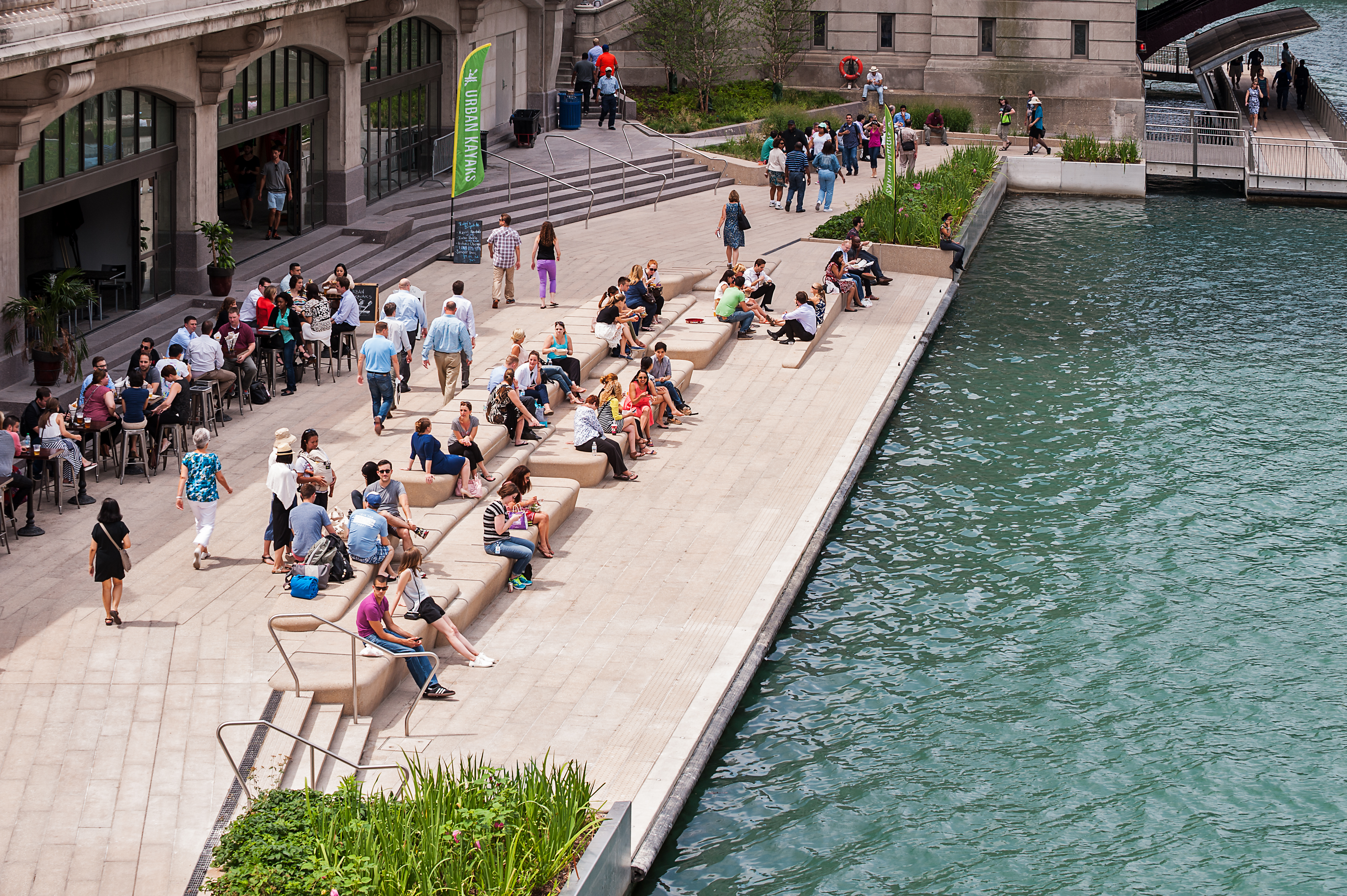 Общественно известное. Набережная Chicago Riverwalk 19век. Общественное пространство. Общественное пространство набережная. Лучшие общественные пространства мира.