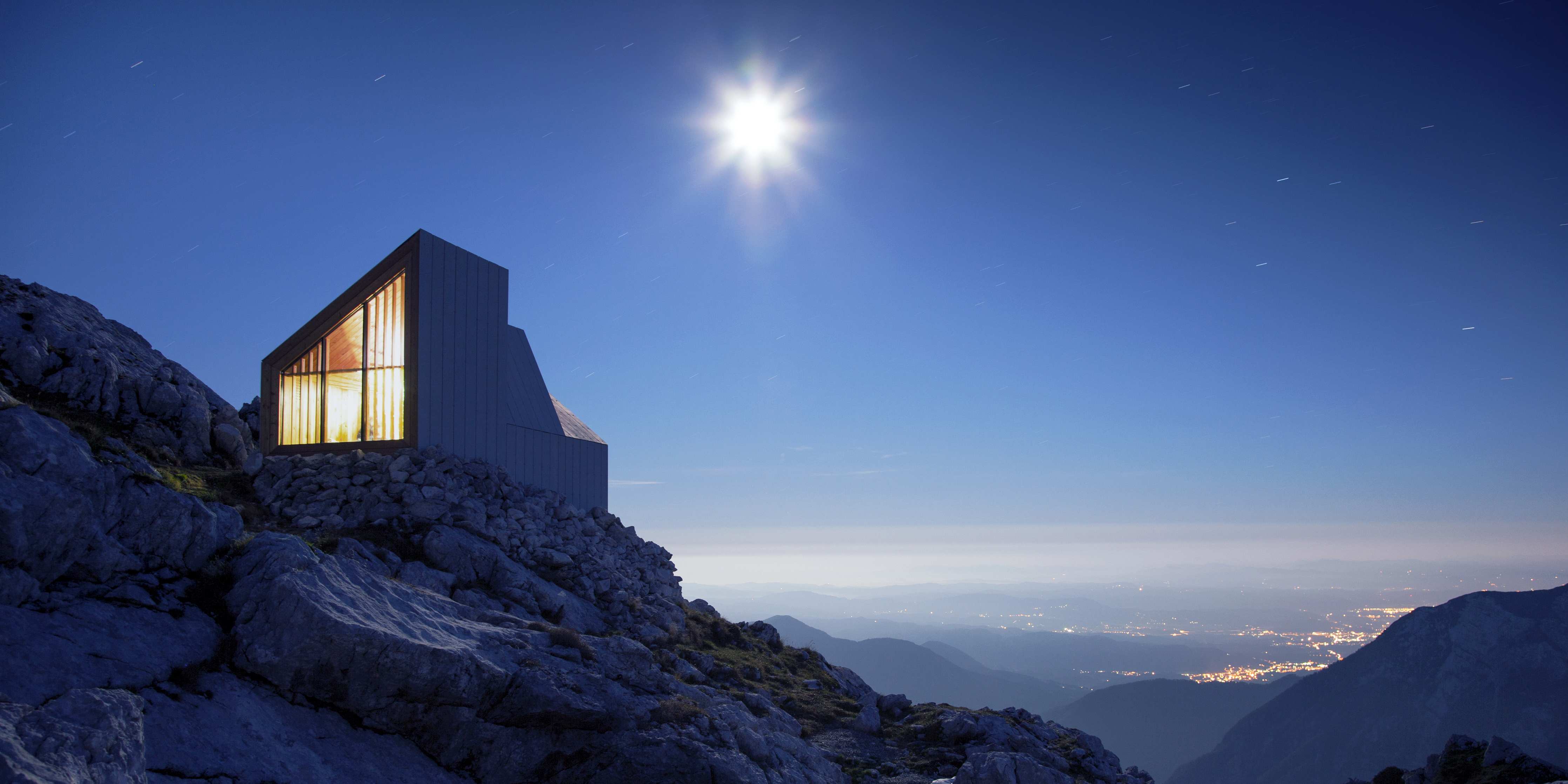 Домик на горе. Alpine Shelter skuta. Дом в горах. Маленький домик в горах. Дом на горе.