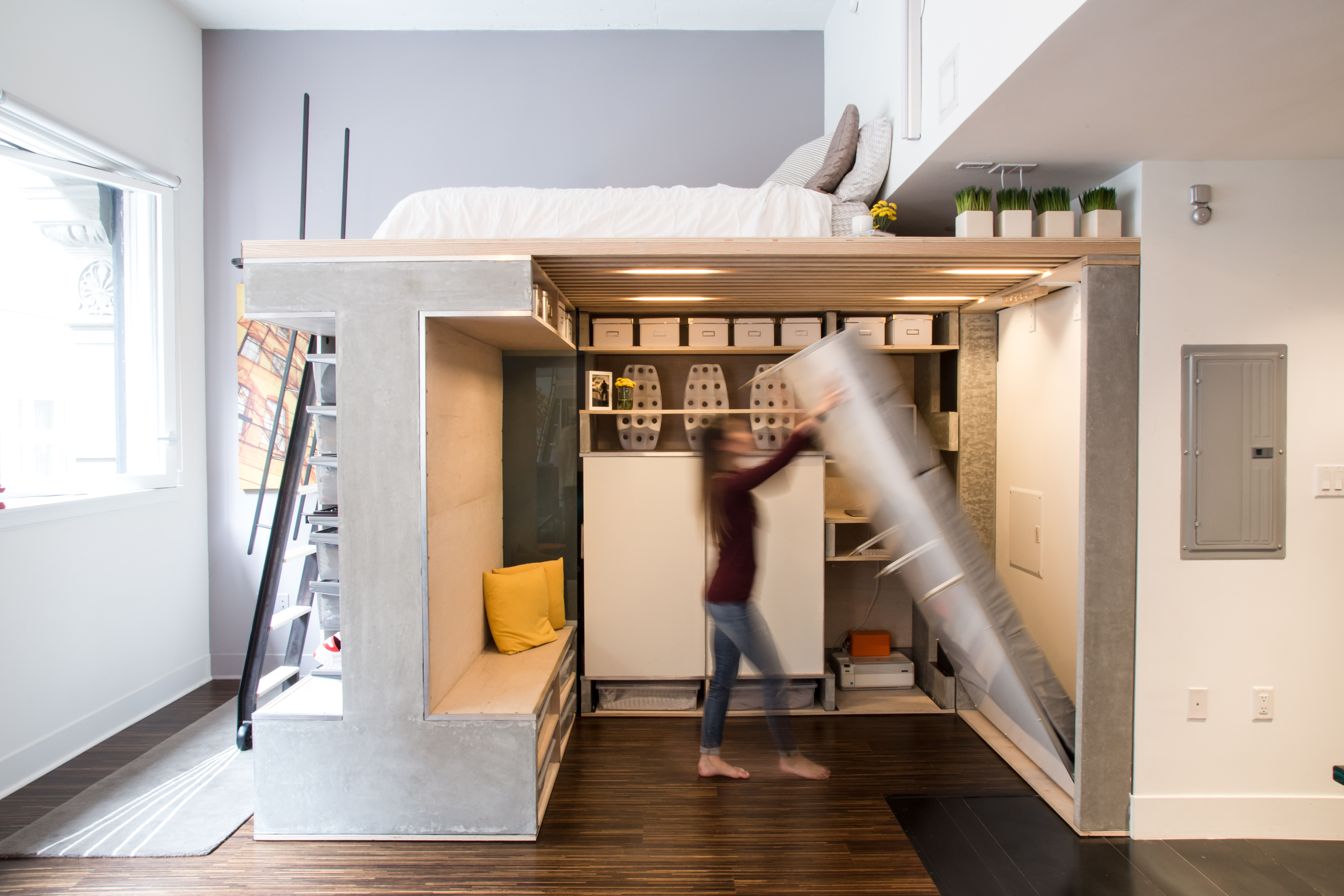 Решения жилых помещений а. Тини Хаус откидная кровать. Дизайнерские решения для дома. Кровать чердак для маленькой квартиры. Интерьерные решения для маленькой квартиры.