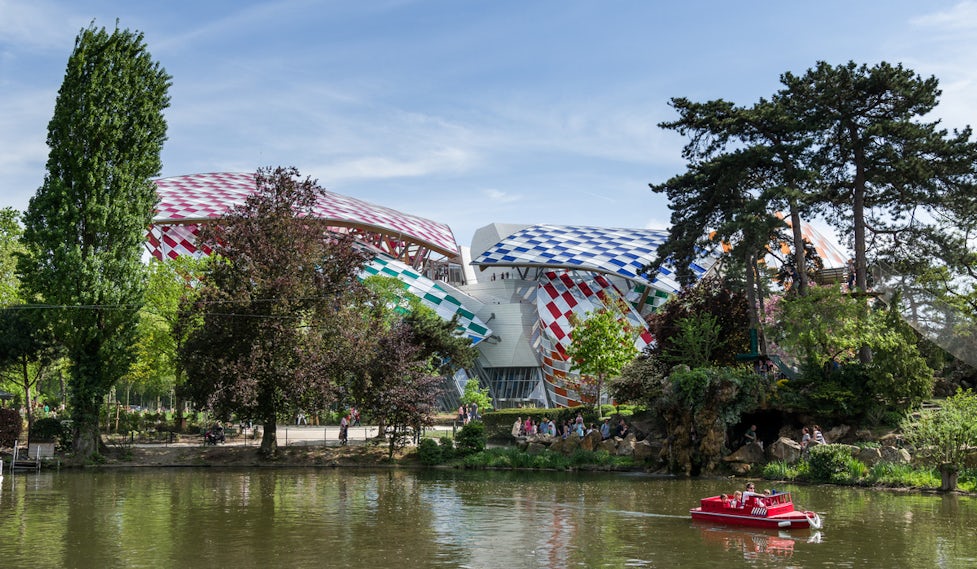 Daniel Buren colours sails of Gehry's Fondation Louis Vuitton
