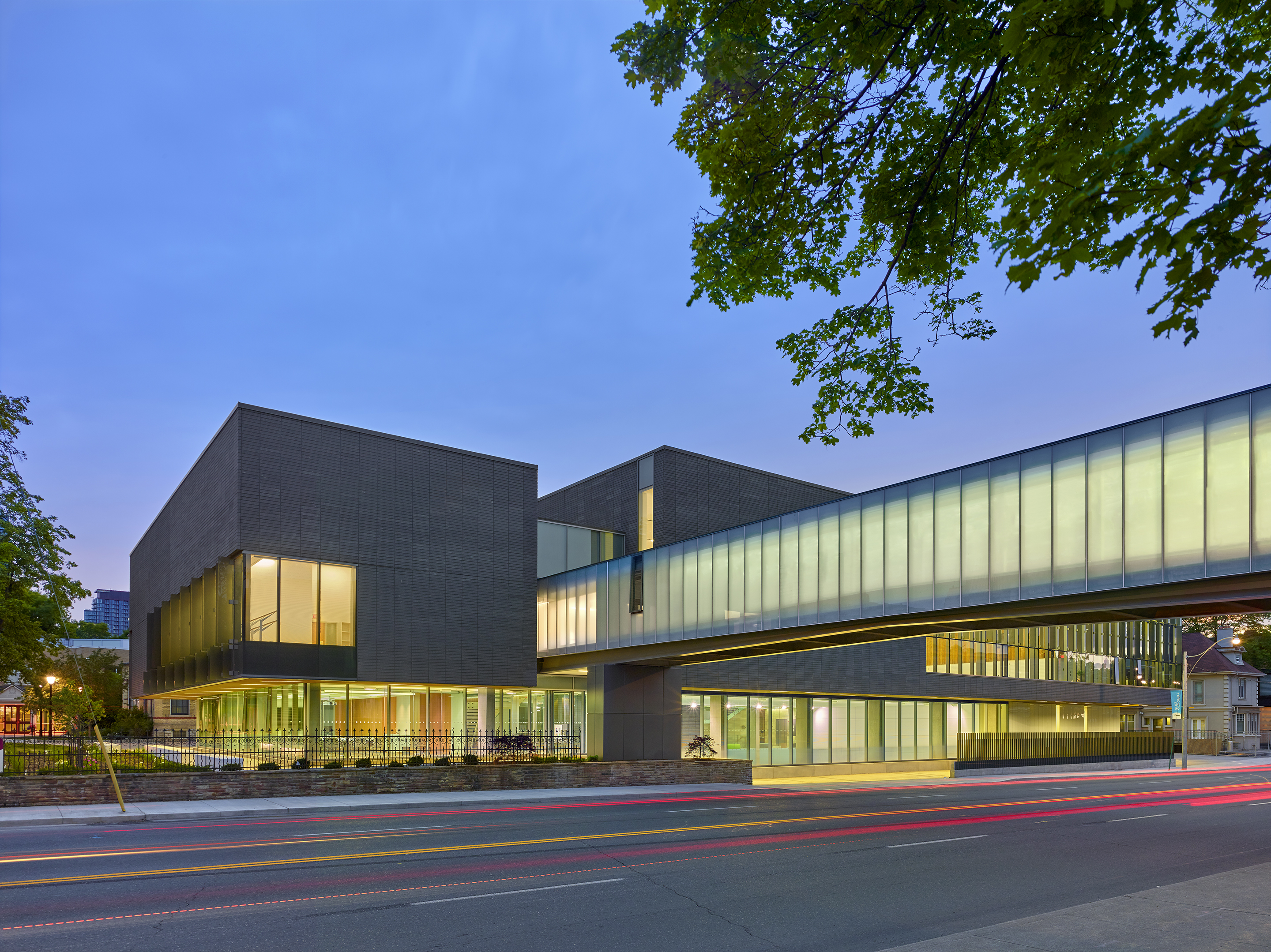 Centre. Branksome Hall Athletics & Wellness Centre / MACLENNAN Jaunkaln. «Branksome Hall Athletics and Wellness Center». Архитектор перестроил спортивный зал в Торонто. Architectural School in Toronto.