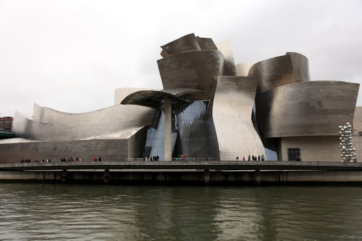 Guggenheim Bilbao 英語版 Book on the Guggenheim Museum Bilbao, an icon