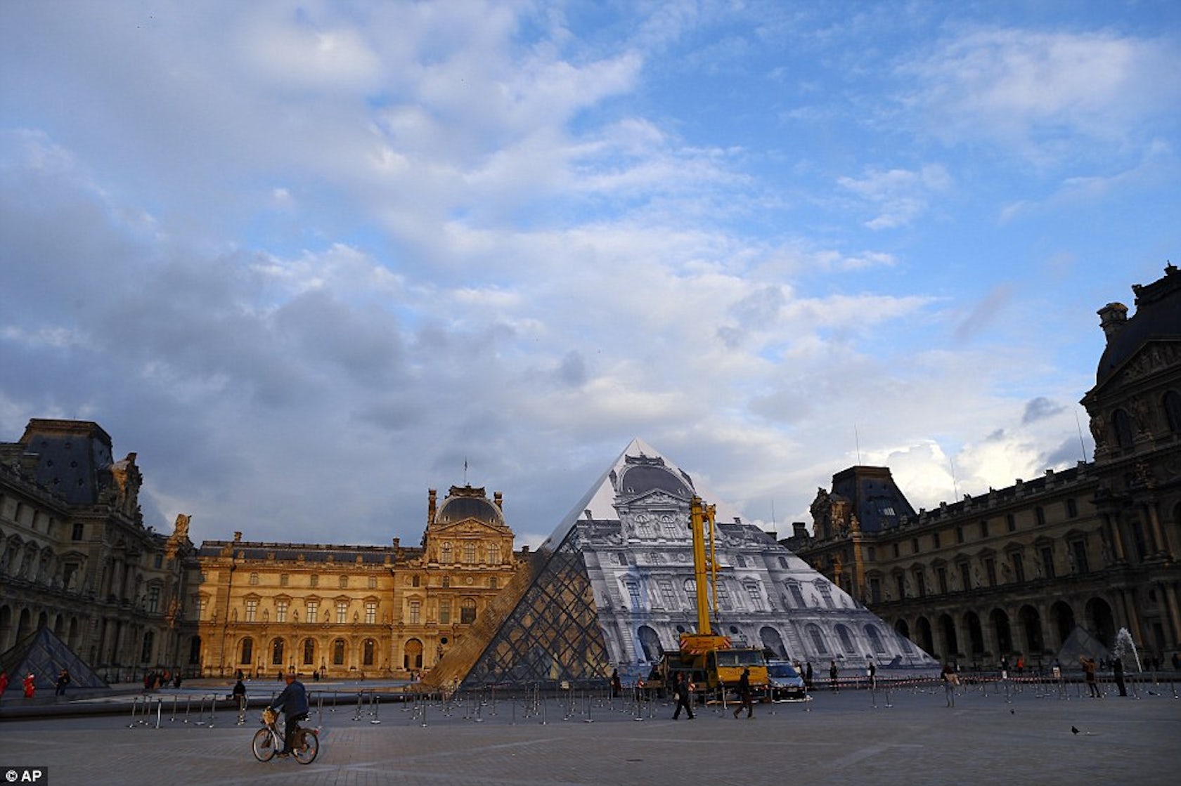 A night at the museum: Louis Vuitton goes to the Louvre