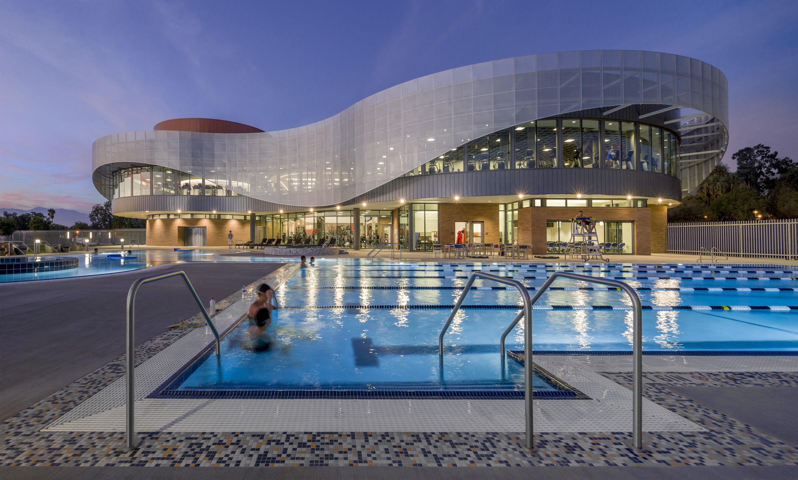 Большой спортивный центр. Голландия архитектура спортсооружения. Спорткомплекс в Риверсайде, Калифорния. Спортивный центр с бассейном в Германии архитектура. Многофункциональный центр STADSHUISNIEUWEGEIN, Нидерланды.