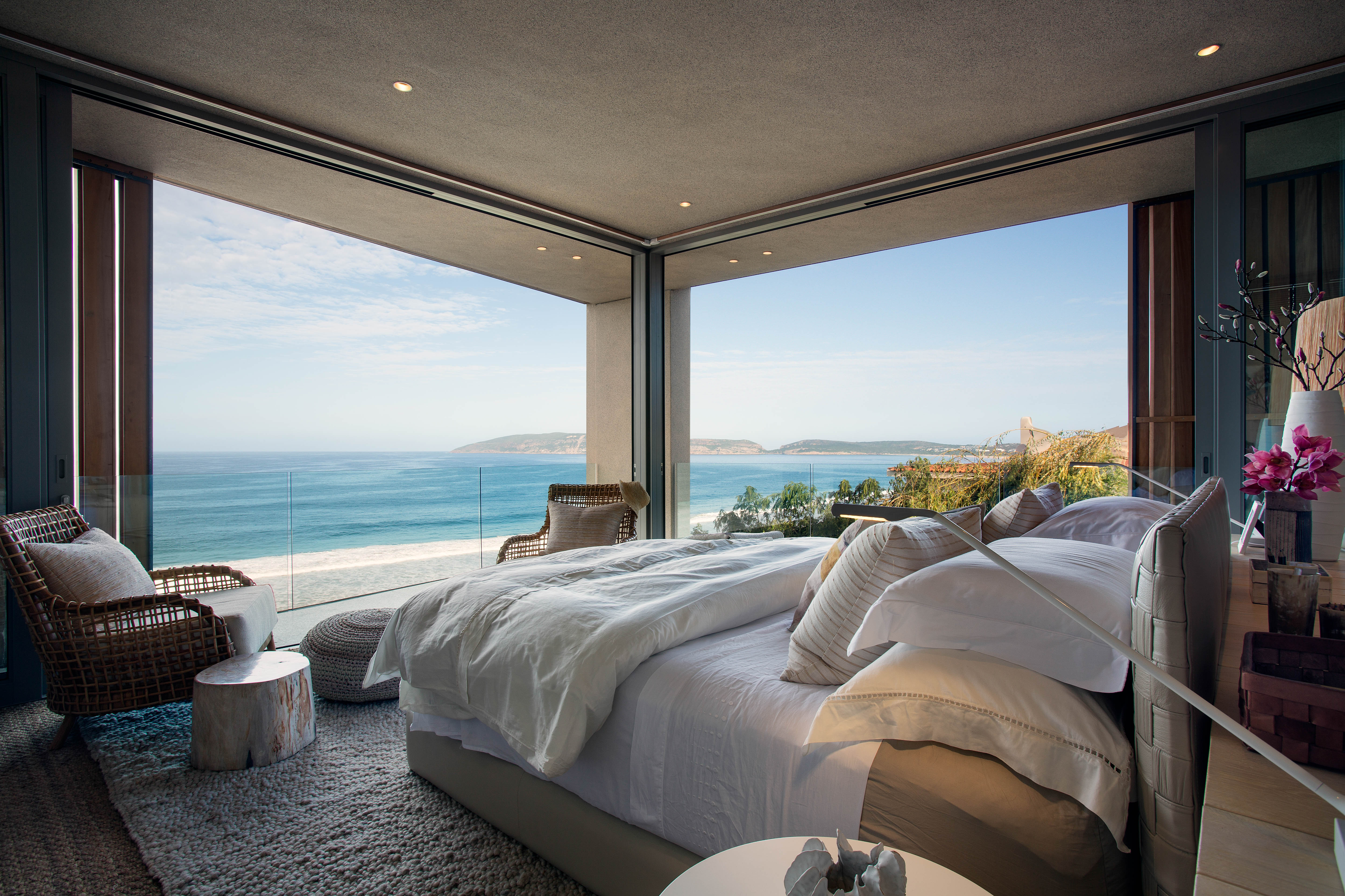 Домик с видом на море. Спальня с видом на океан. Вилла с видом на океан. Спальня с красивым видом. Вид со спальни с панорамными окнами.